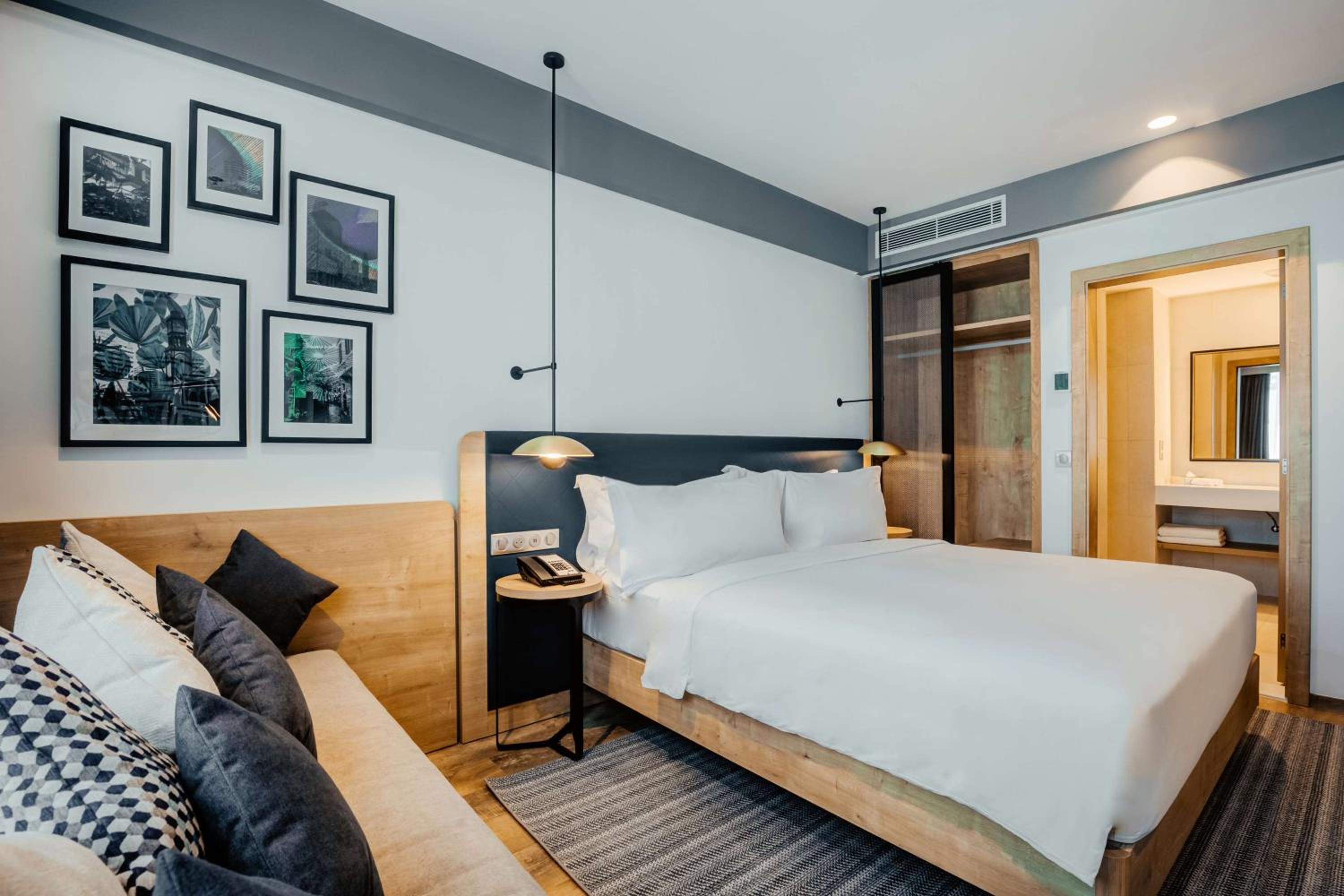 One-Bedroom King Suite - Photo 4