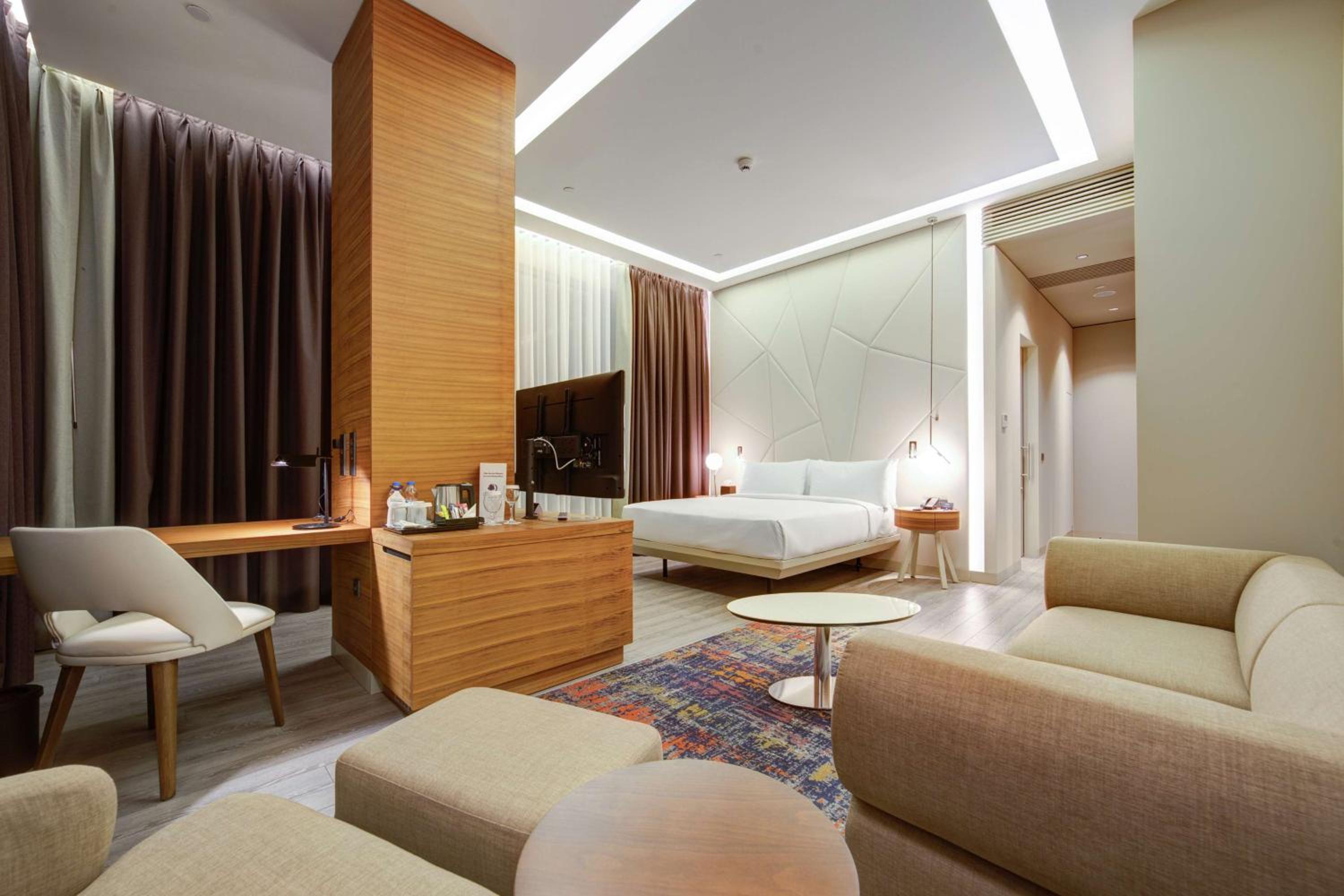 Deluxe Corner King Room