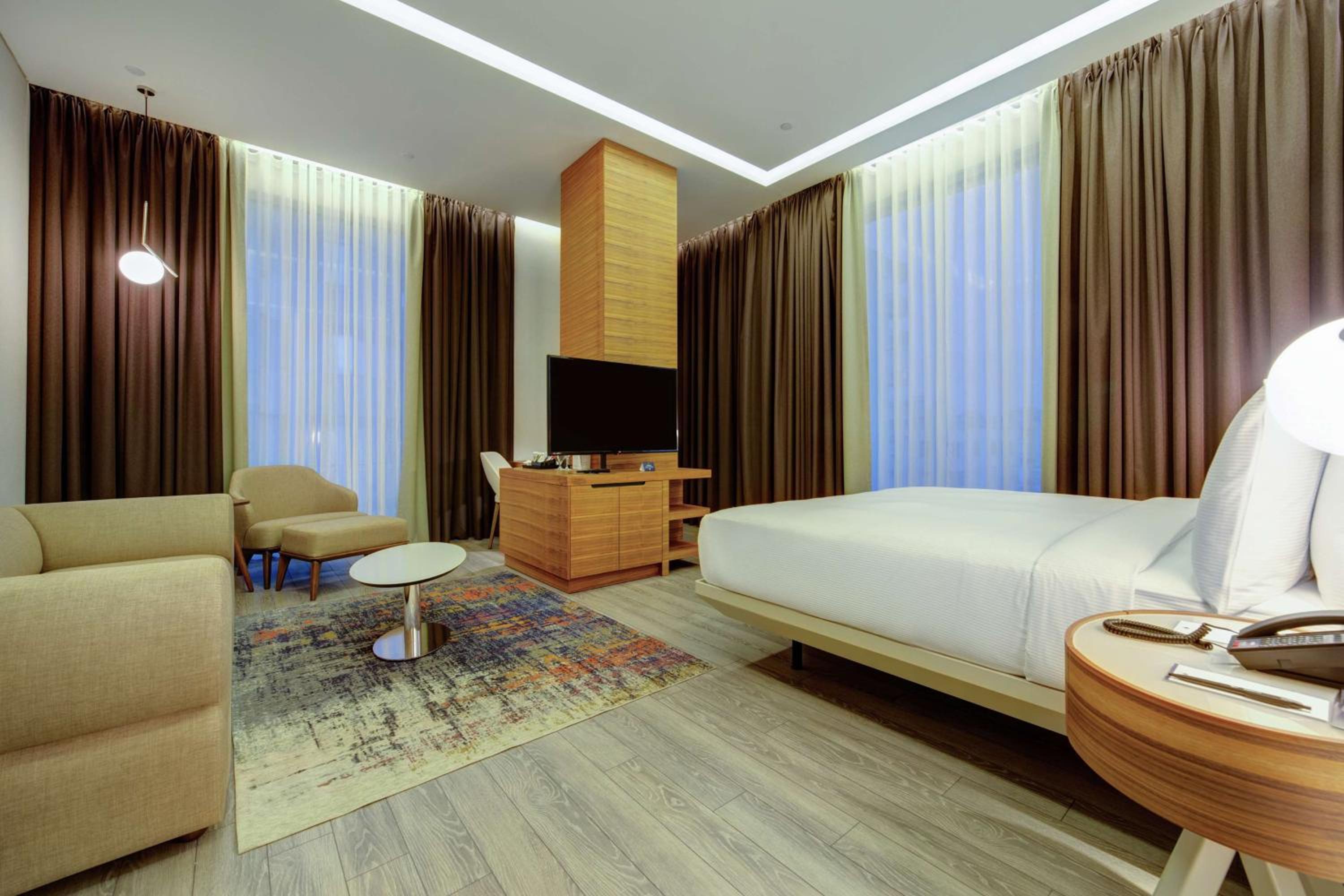 Deluxe Corner King Room