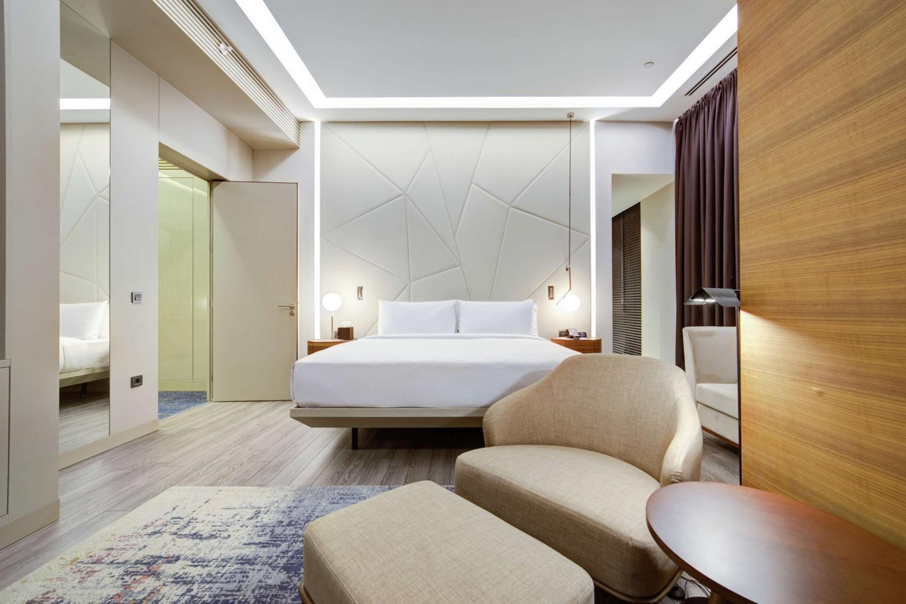 One-Bedroom King Suite thumbnail 5