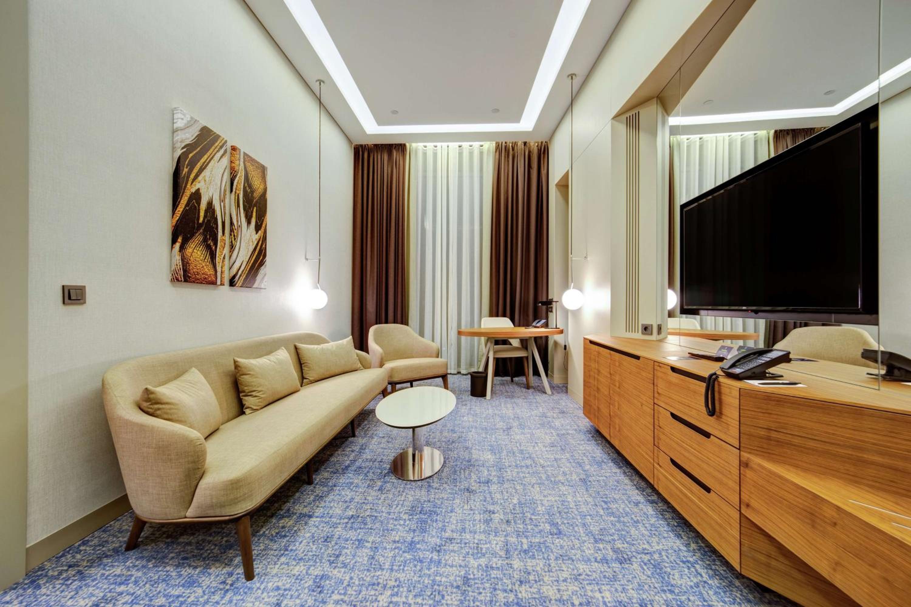 One-Bedroom King Suite