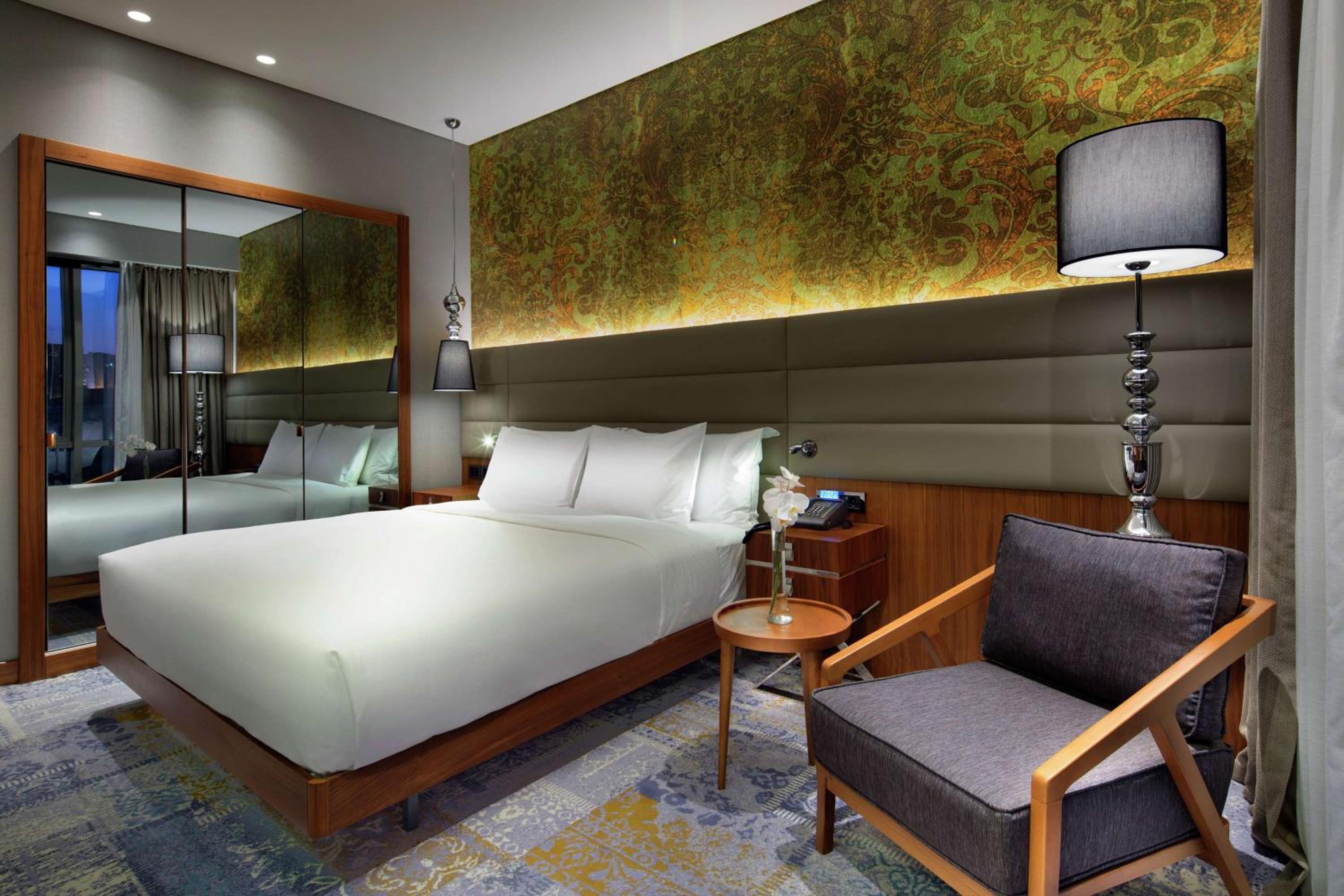 One-Bedroom King Suite thumbnail 5