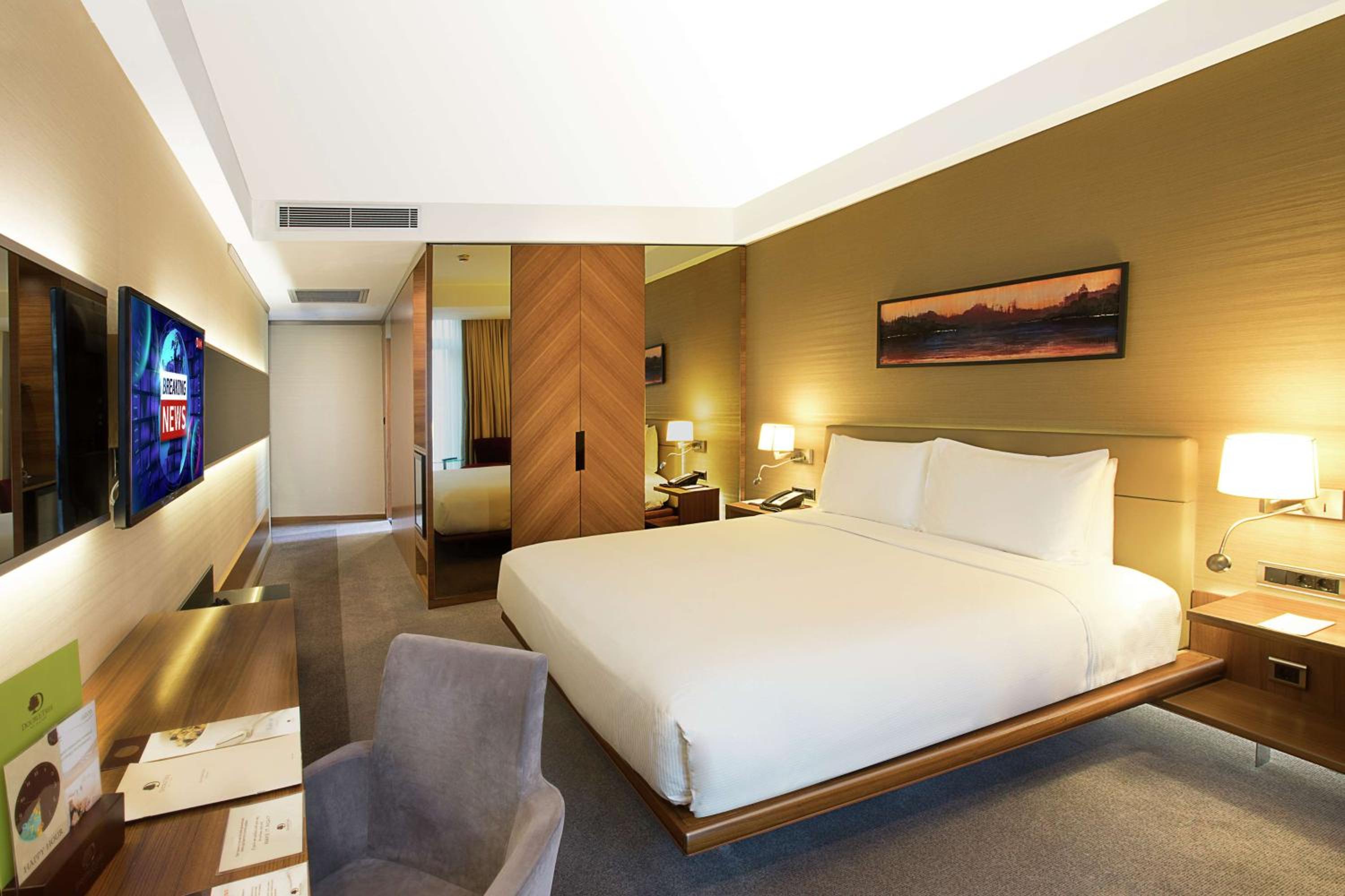 King Corner Room