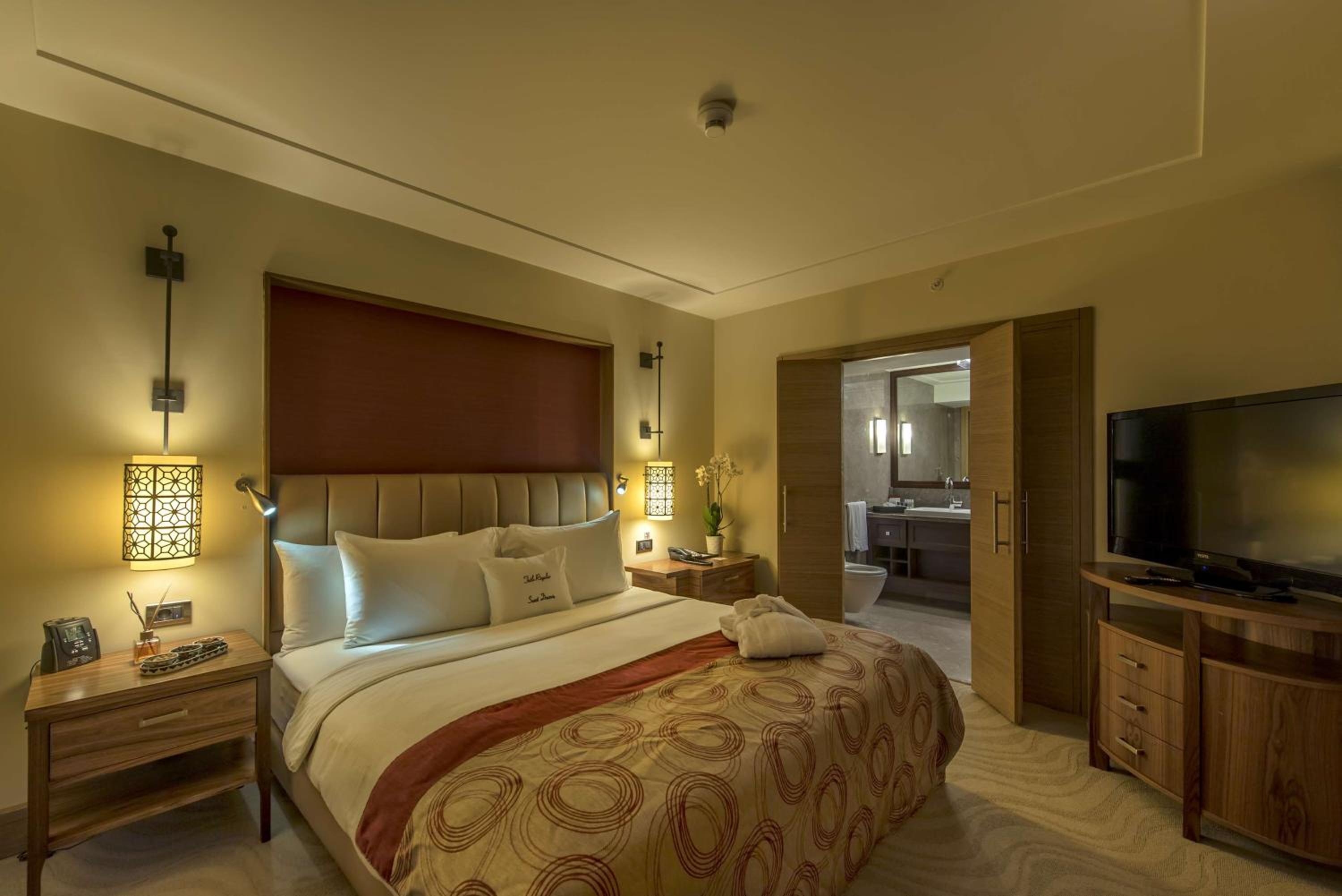 One-Bedroom King Suite - Photo 2