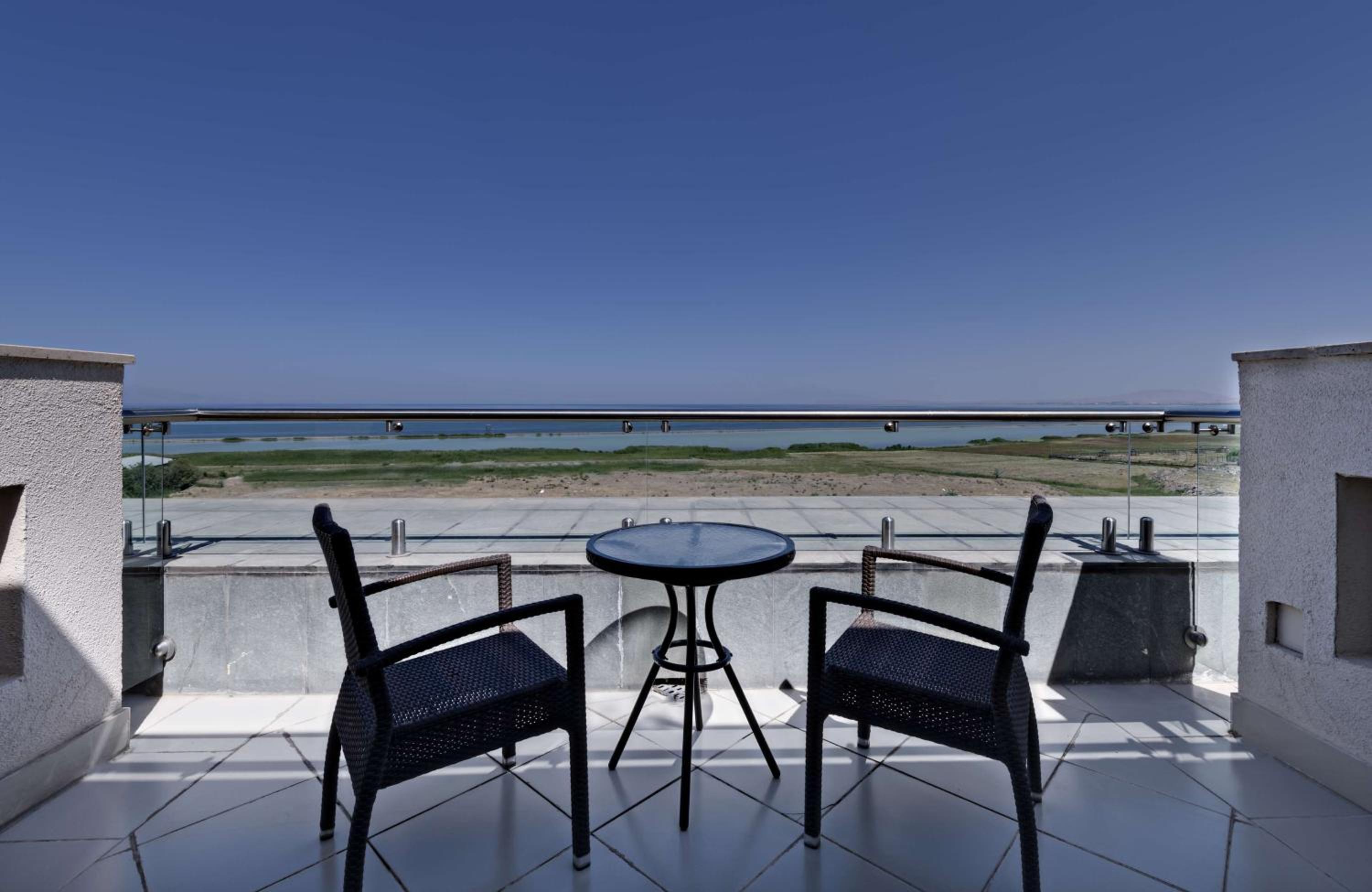 Twin Guest Room with Lake View and Terrace