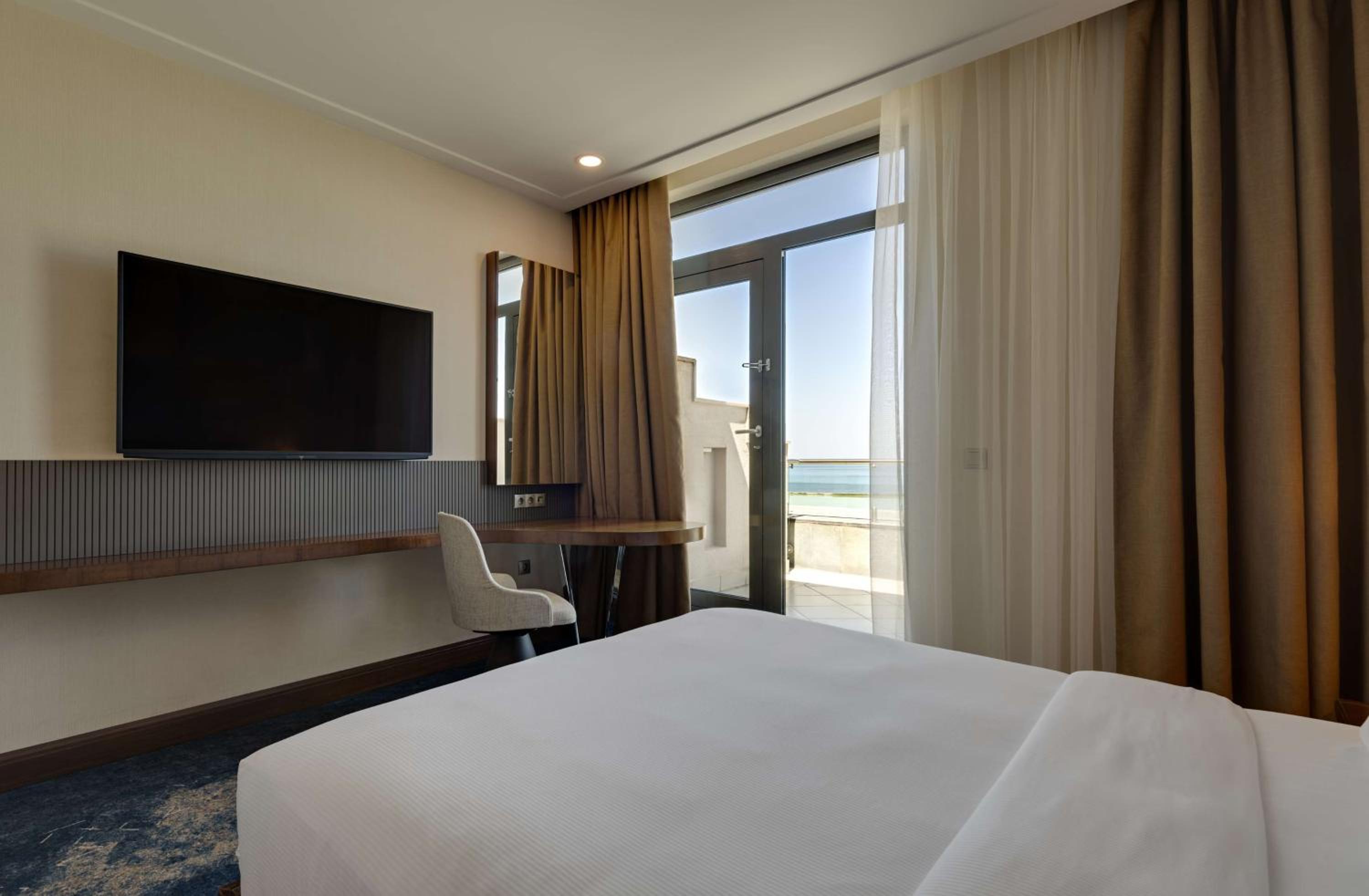 King Guest Room with Lake View and Terrace