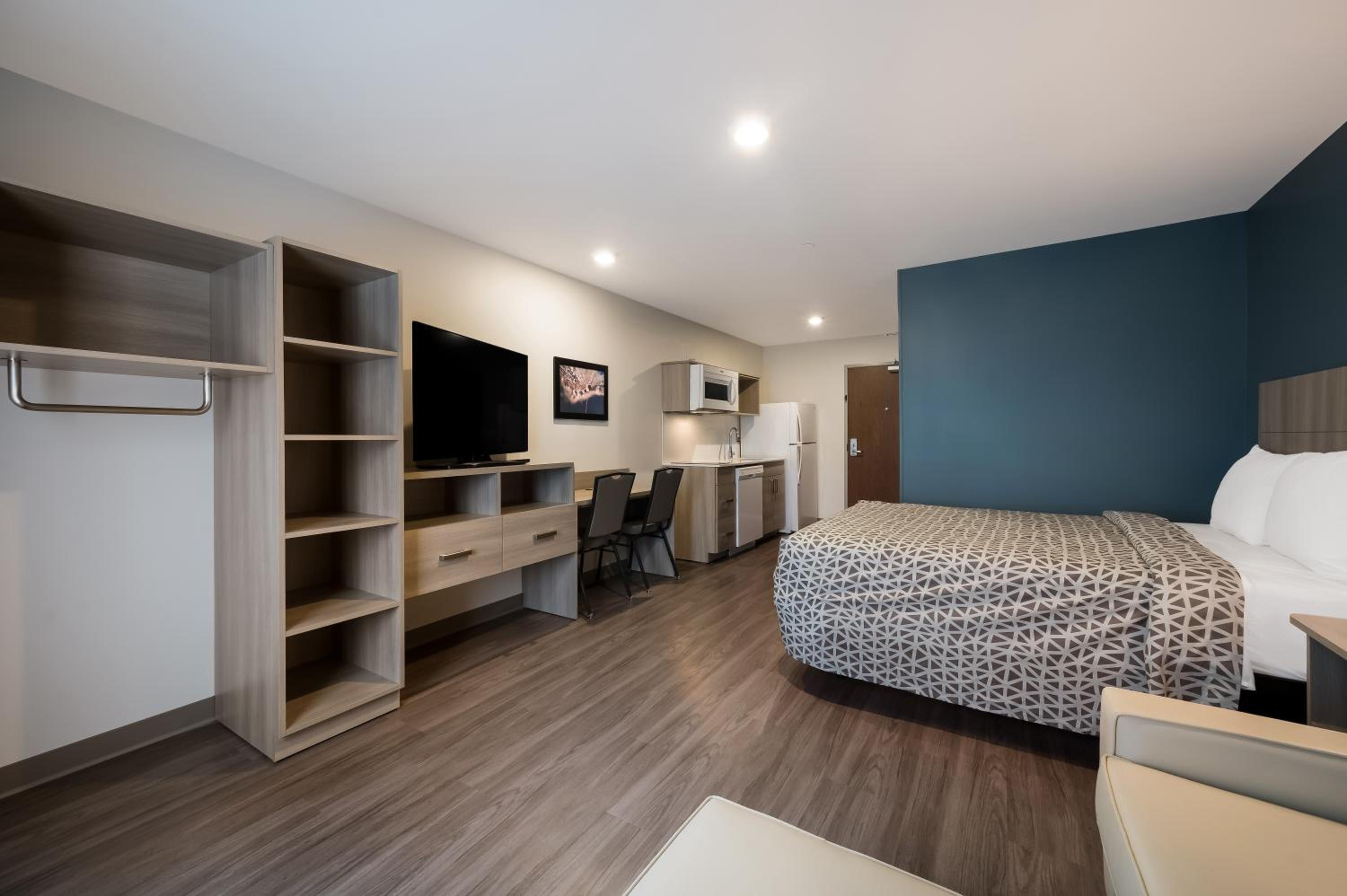 QUEEN SUITE WITH SOFA - Photo 1