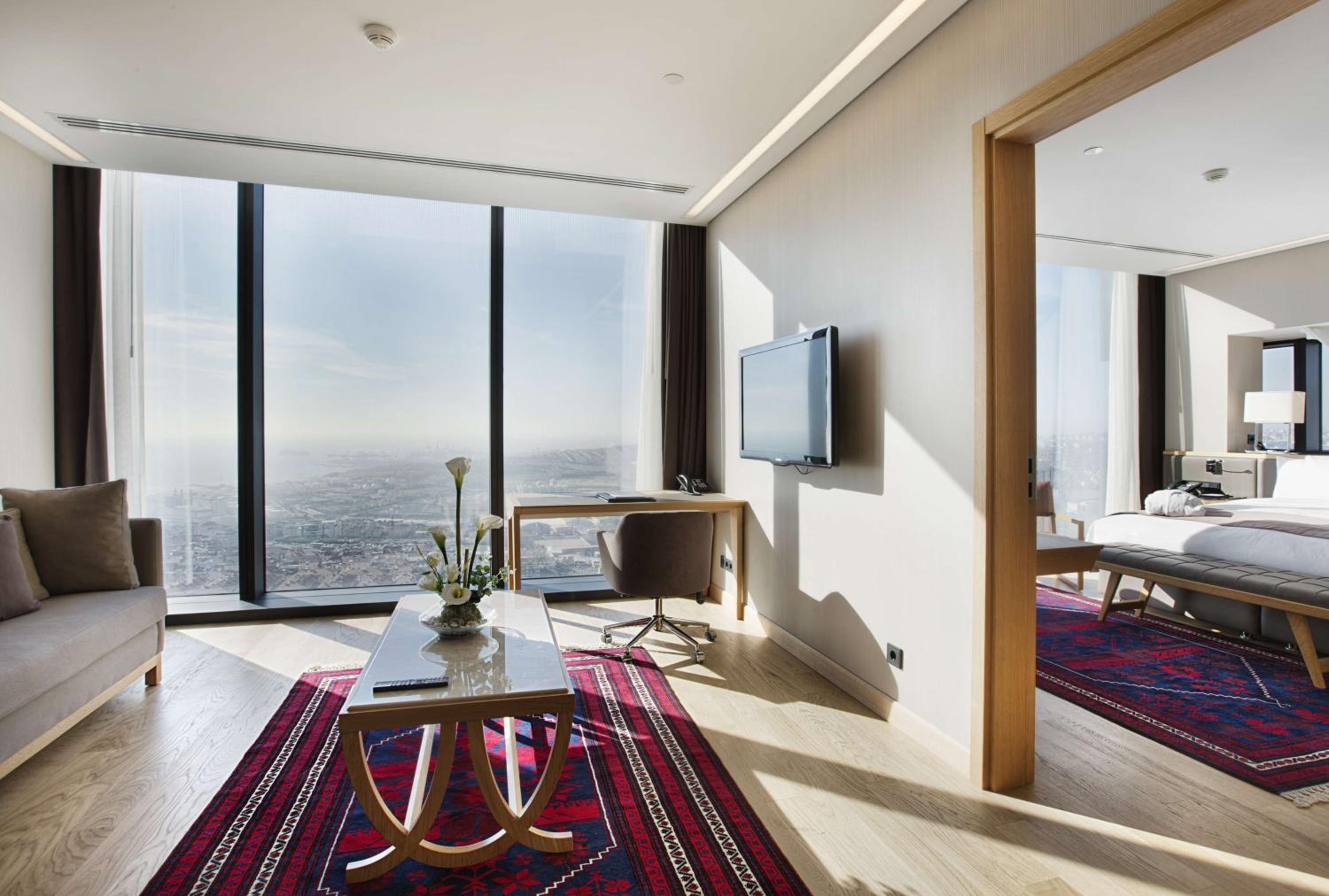King One-Bedroom Suite photo 2