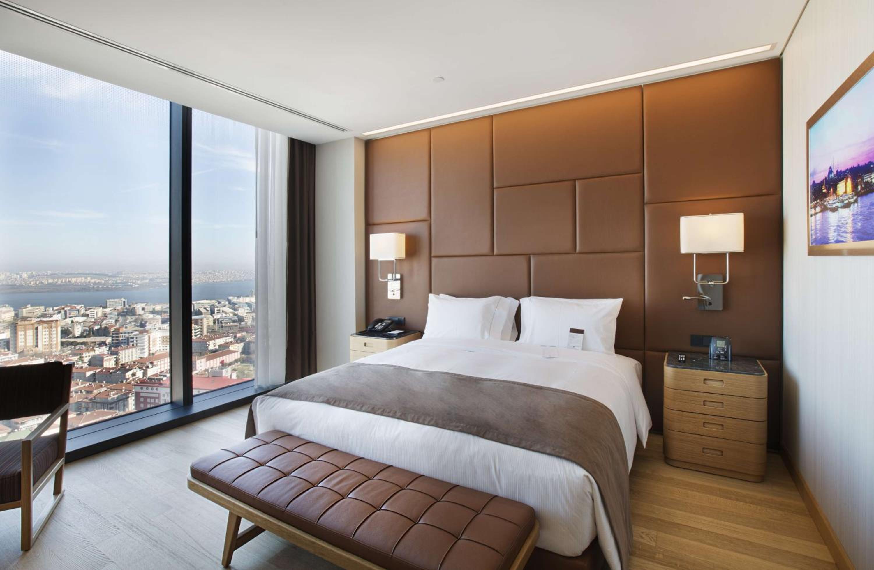 Premium King Room with Lake View photo 1