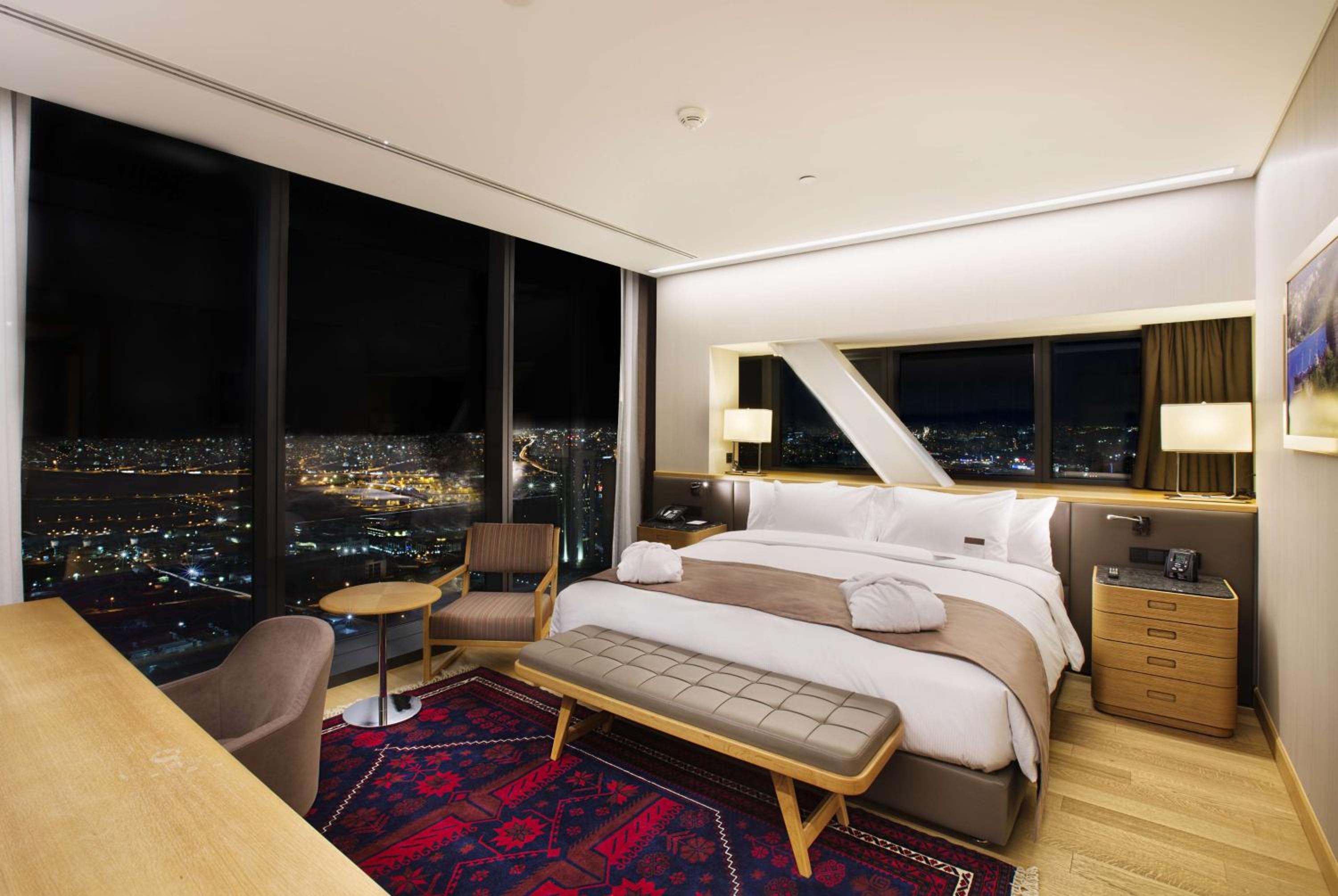 King One-Bedroom Suite photo 3