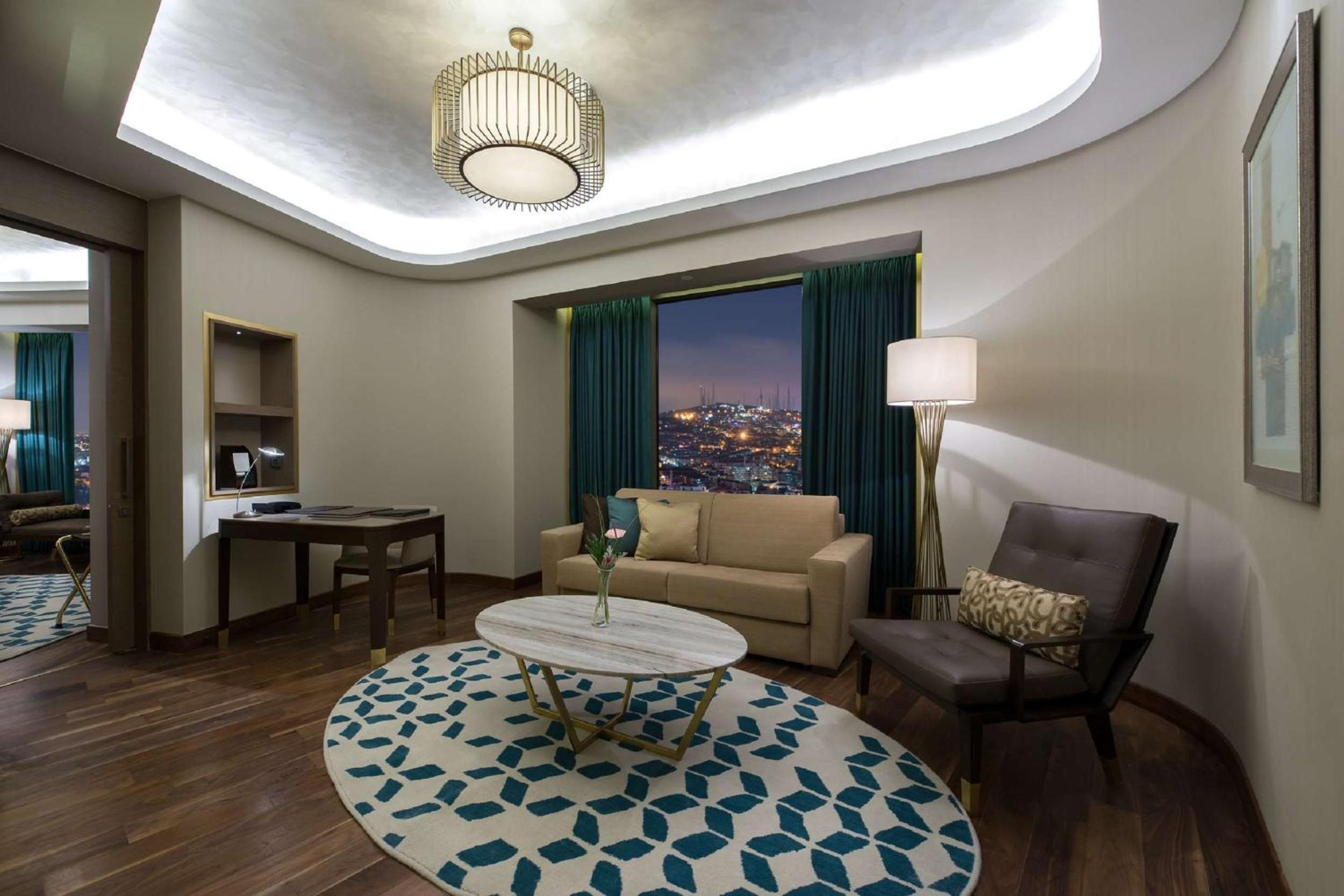 One-Bedroom Apartment with Lounge Access