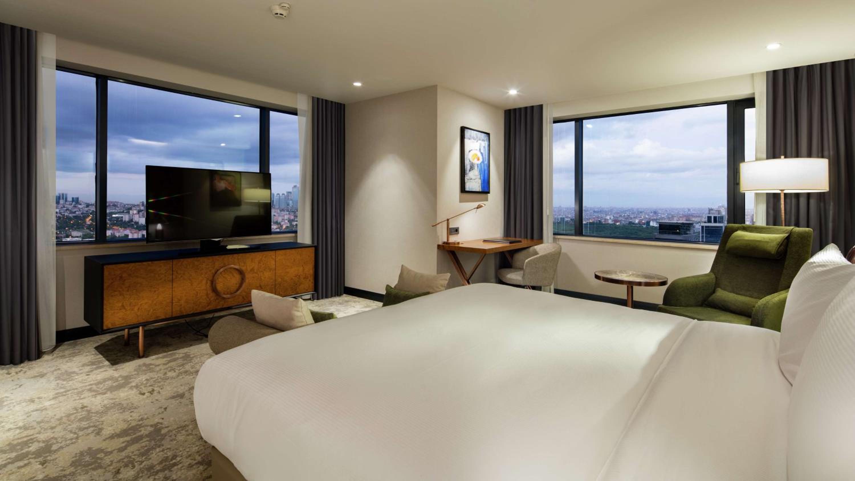 Deluxe Corner King Room