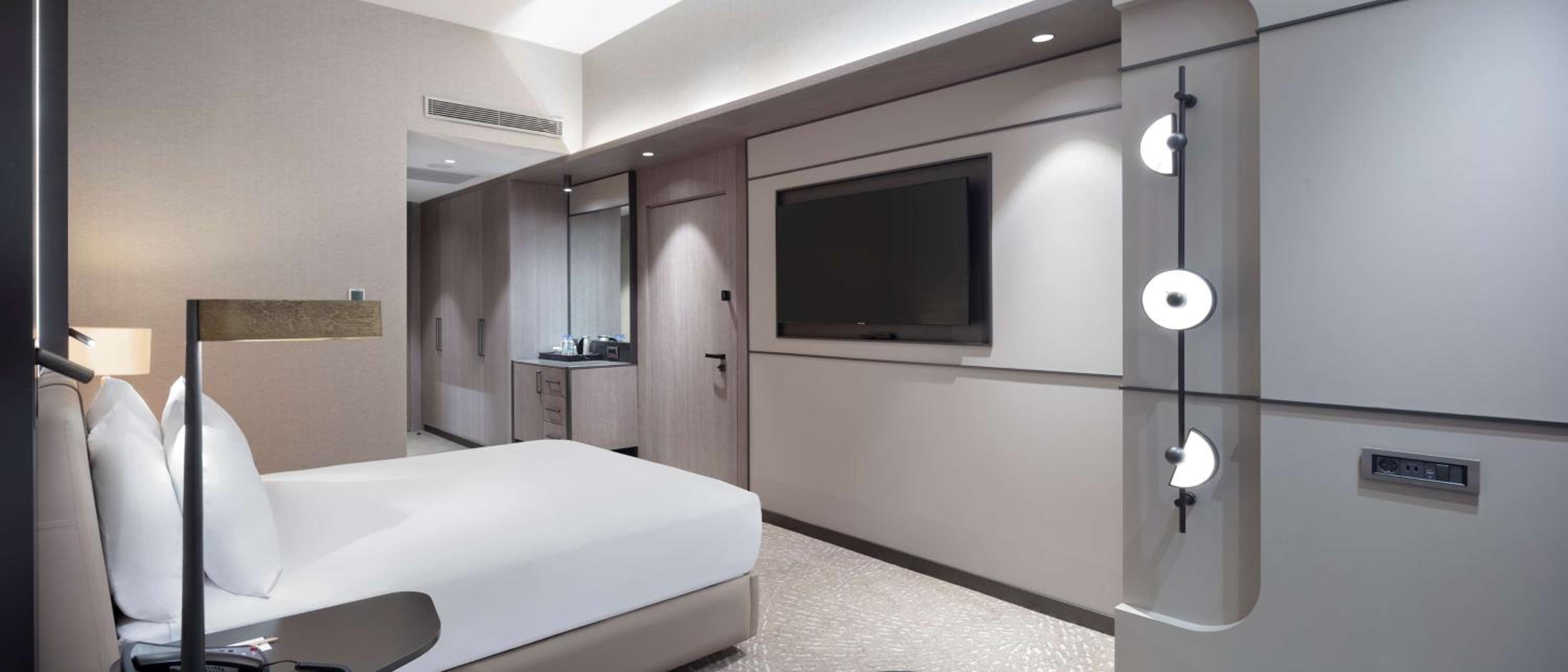 King Guest Room thumbnail 5