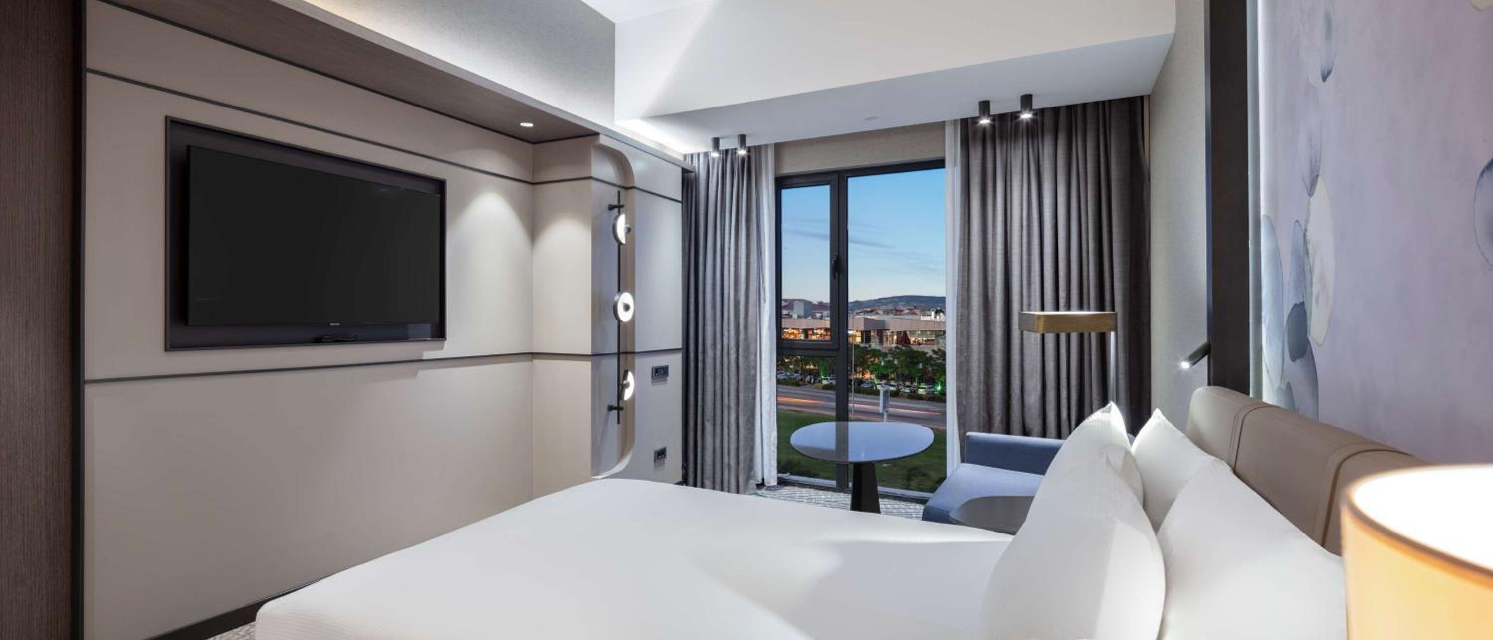 Deluxe King Room thumbnail 5