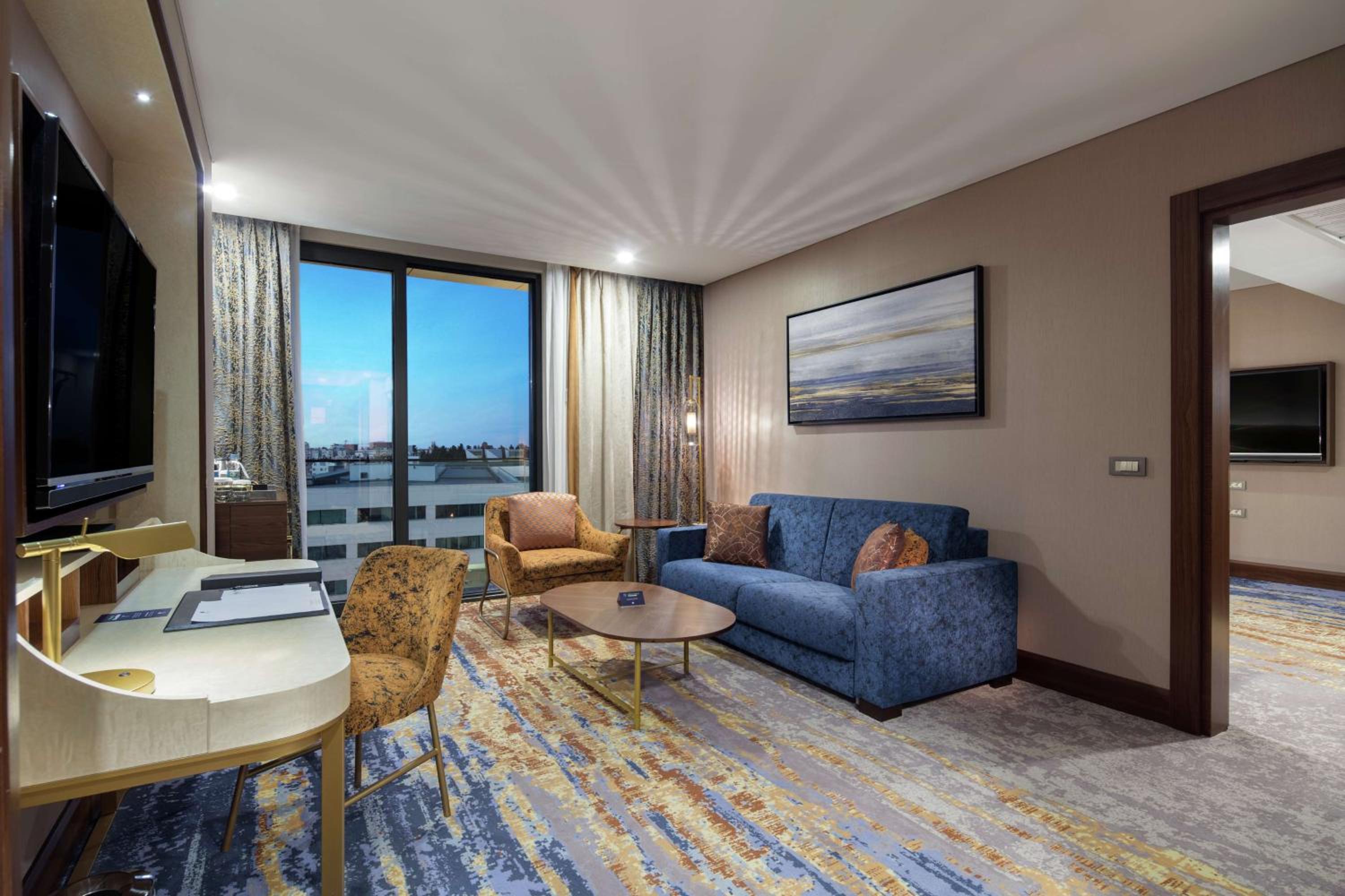 One-Bedroom King Suite thumbnail 5