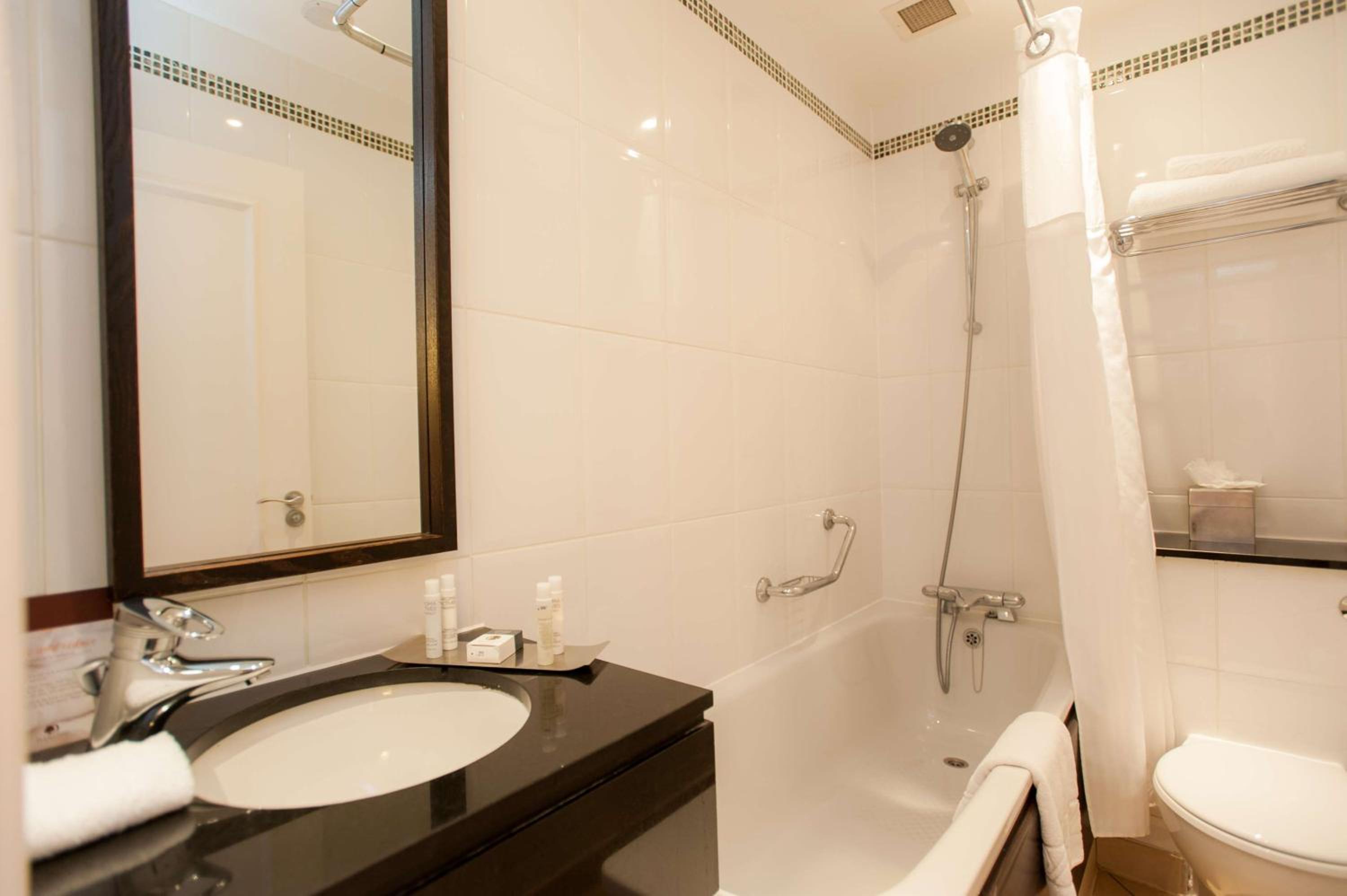 Standard Twin Room - Photo 4