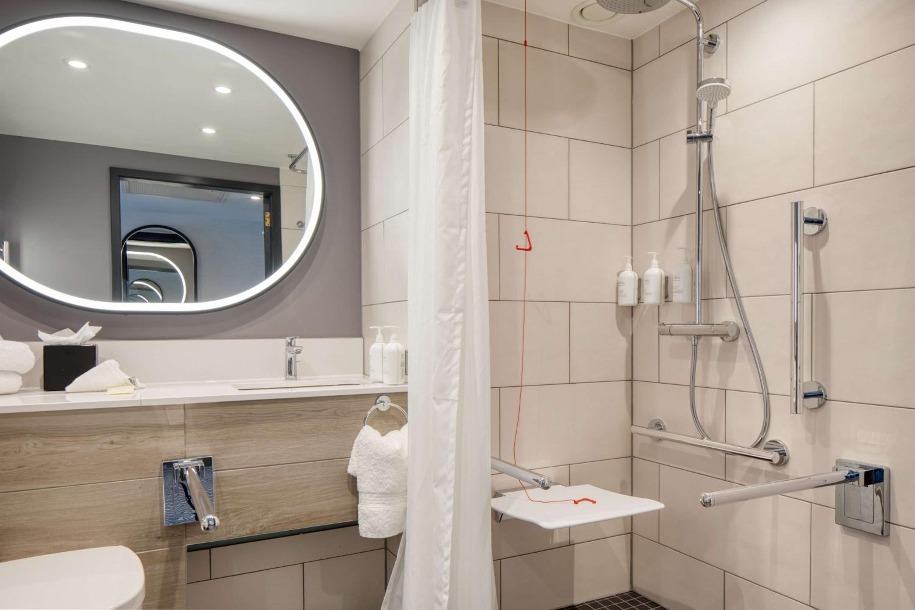 Queen Room with Roll-in Shower - Mobility Accessible - Photo 2