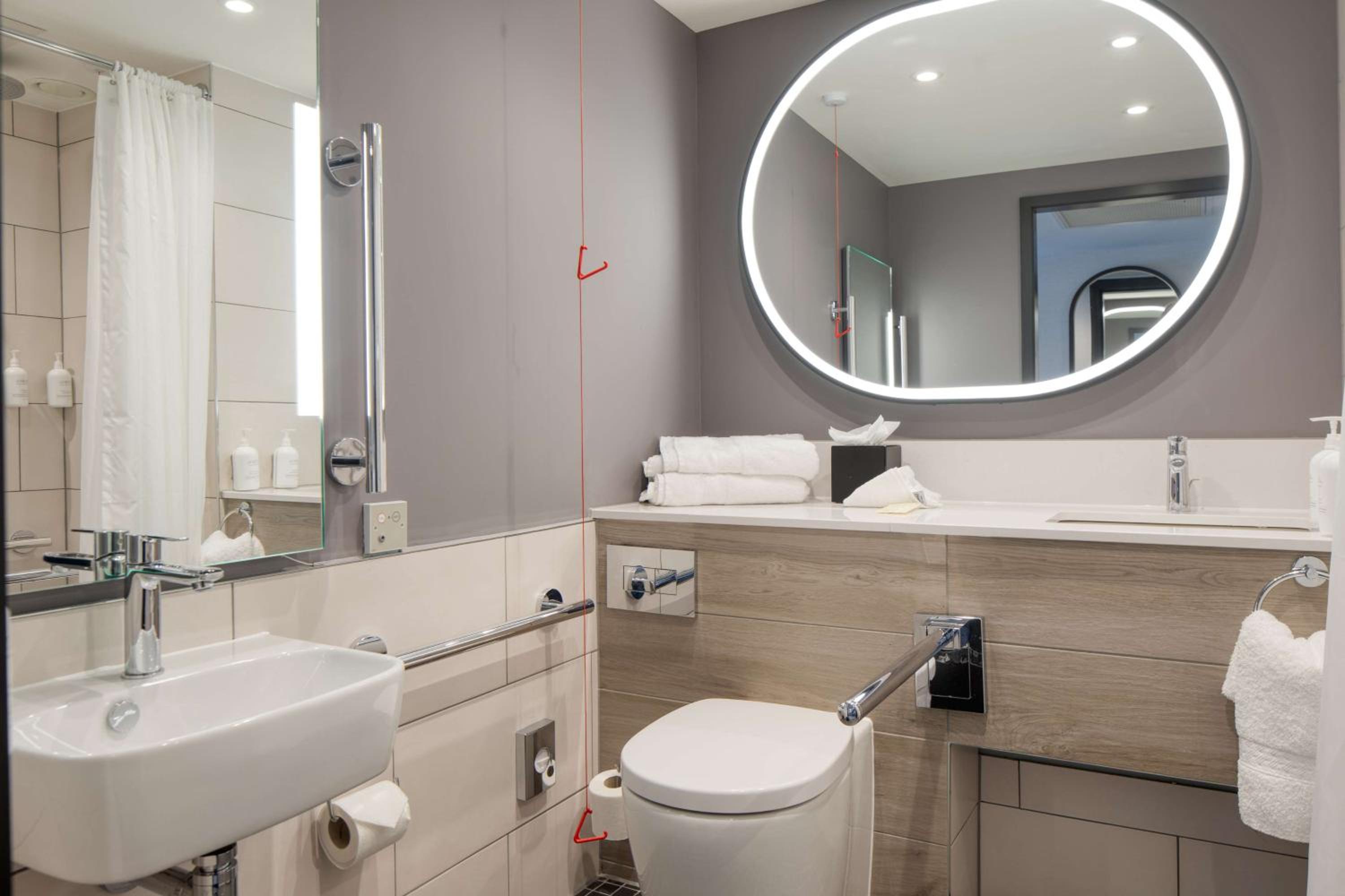 Queen Room with Roll-in Shower - Mobility Accessible - Photo 3