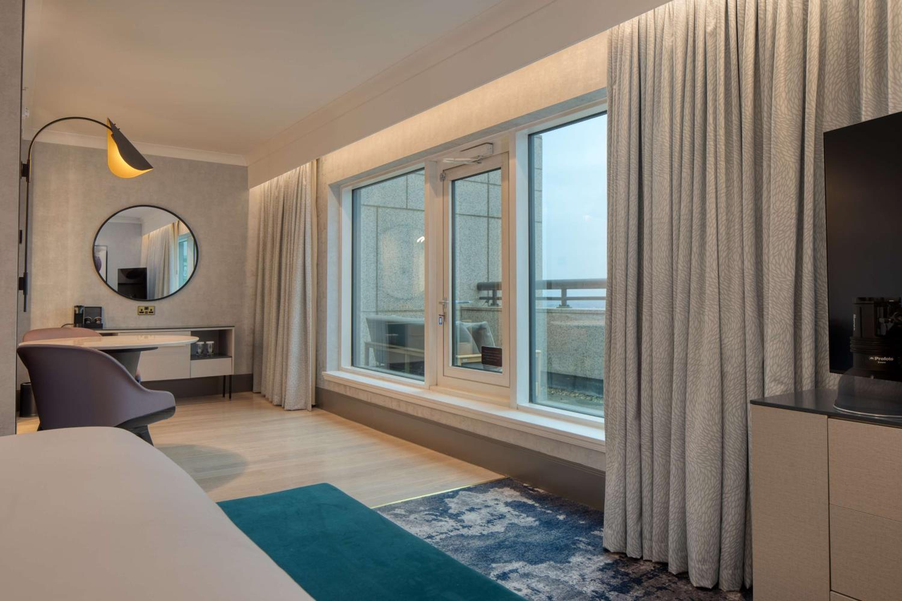 Executive King Room with Balcony - Photo 2