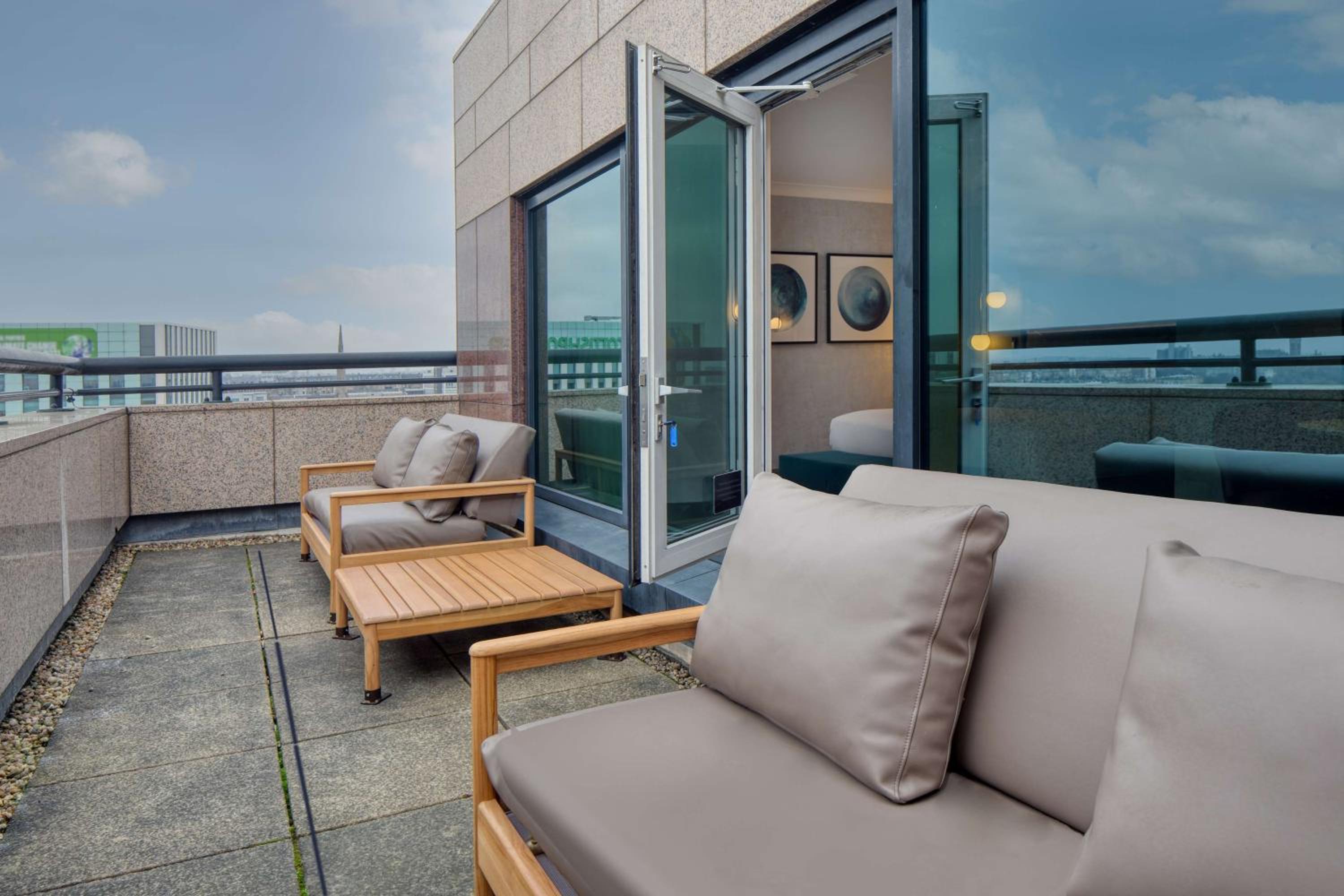Executive King Room with Balcony - Photo 7