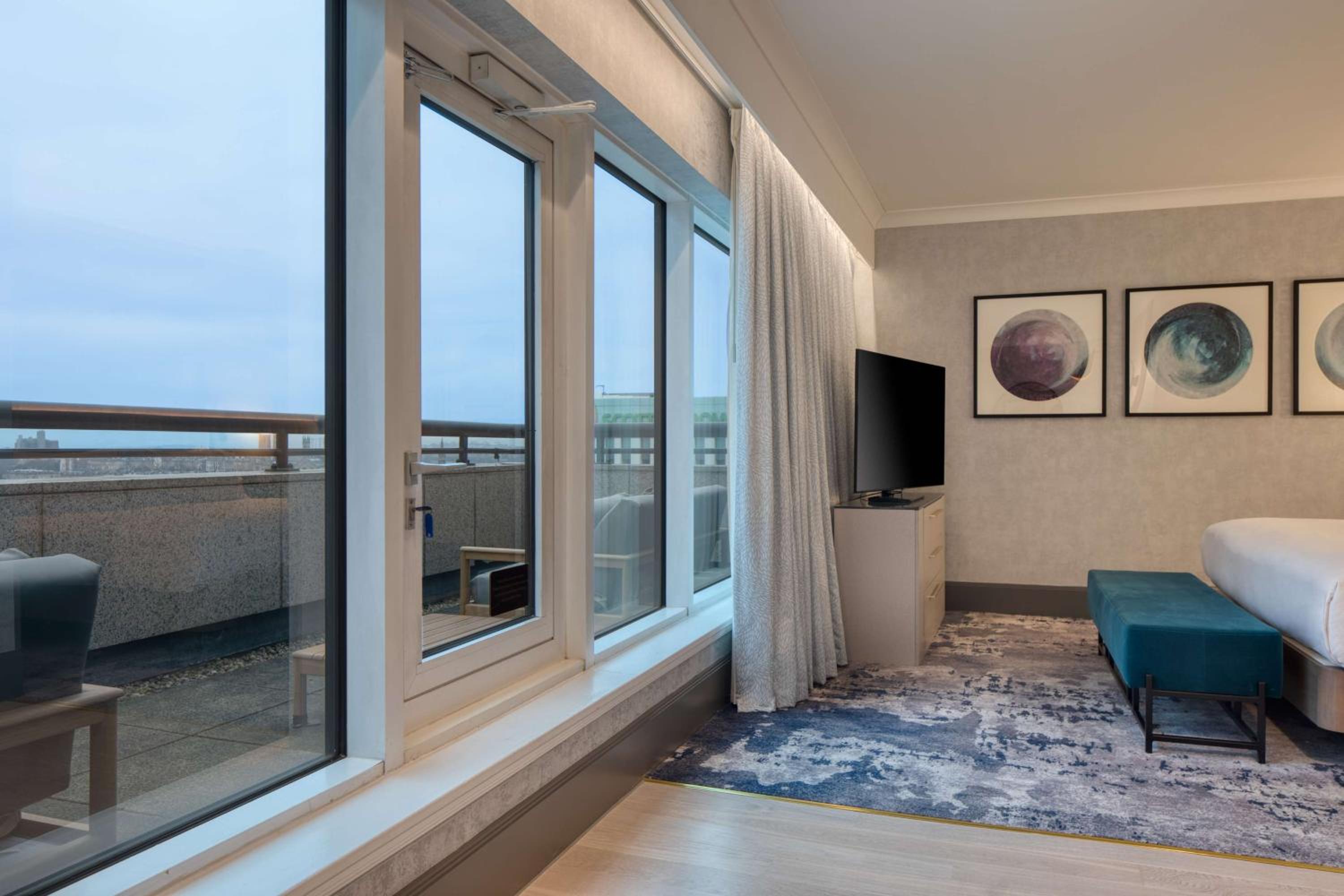 Executive King Room with Balcony - Photo 4