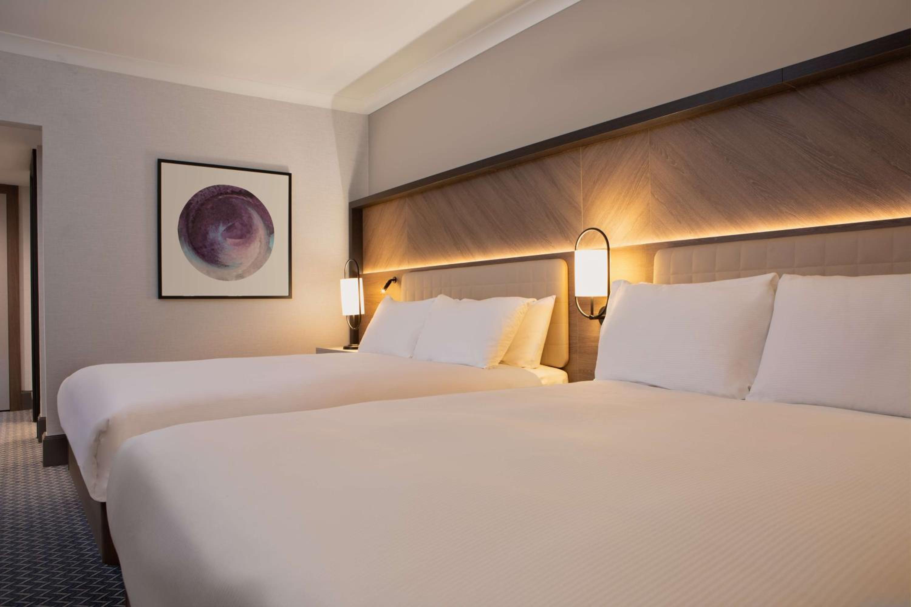 Queen Room with Two Queen Beds - Photo 4