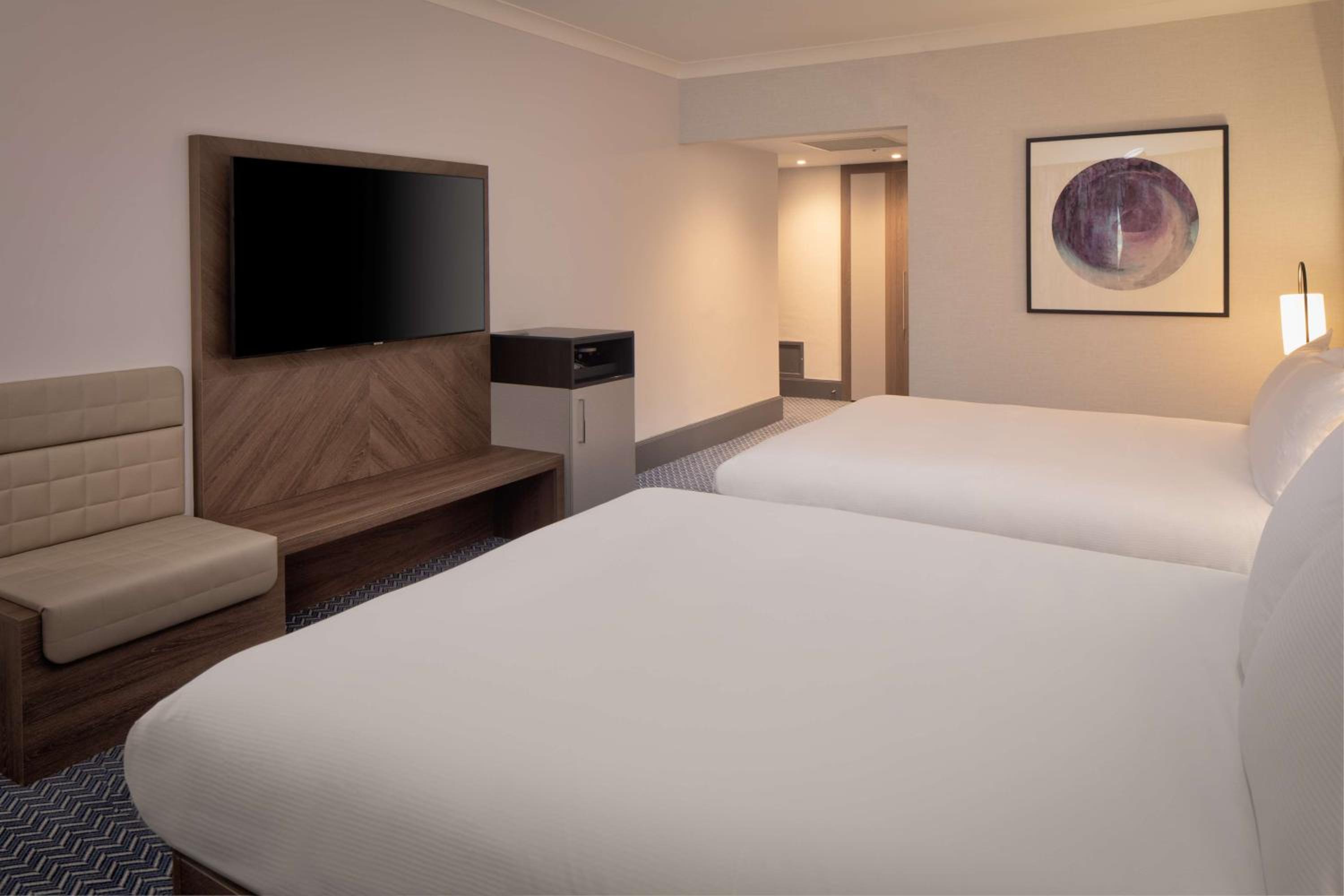 Queen Room with Two Queen Beds - Photo 5