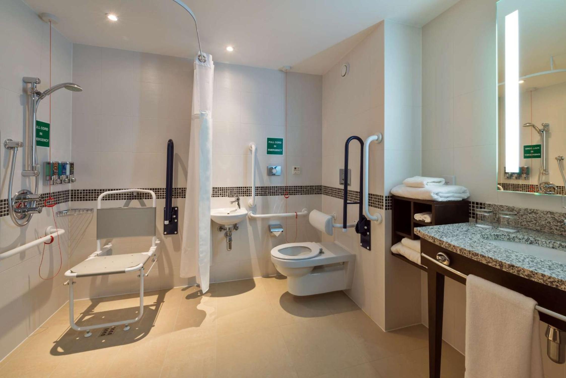 Queen Room - Accessible photo 2