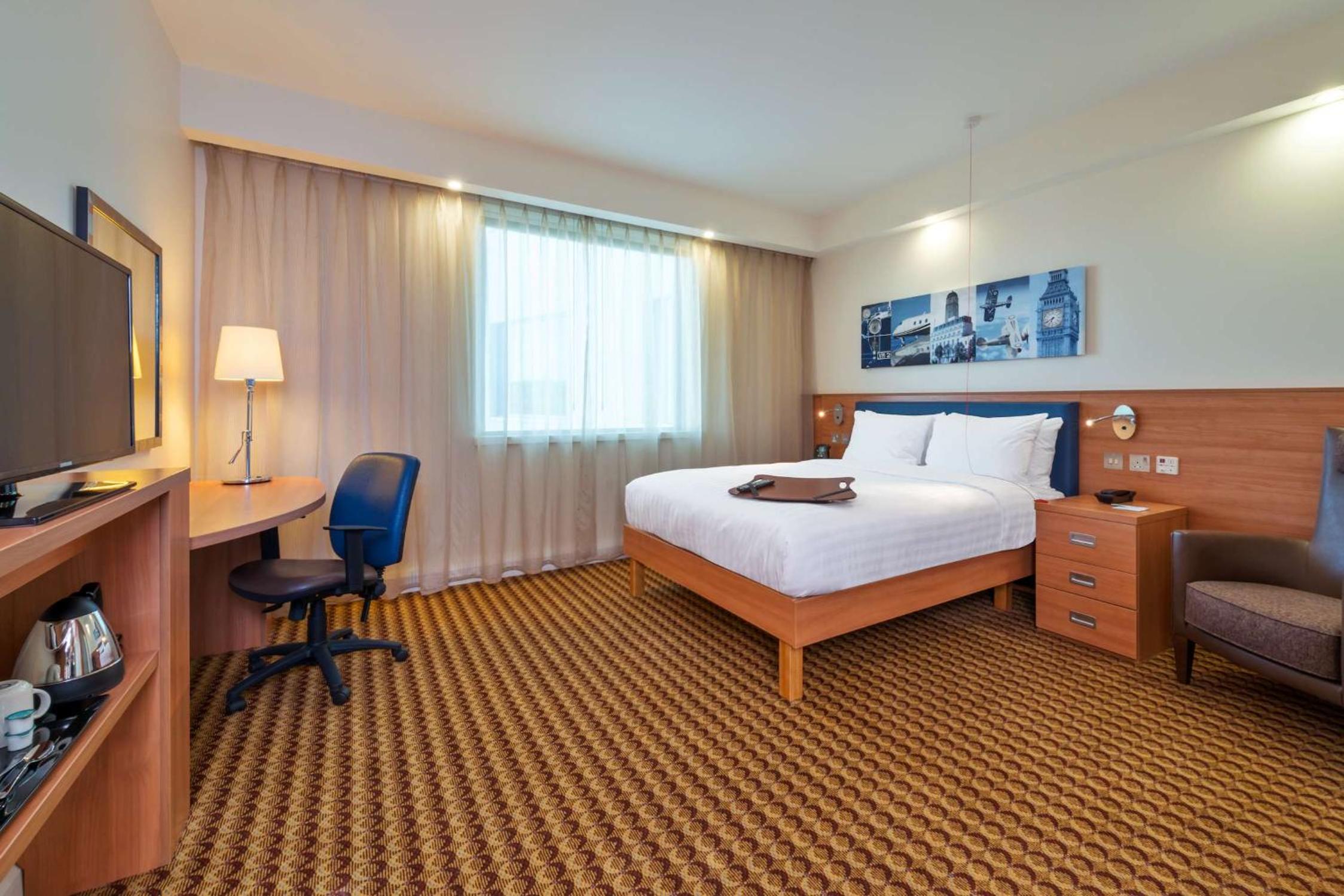 Queen Room with Airport Transfer photo 3