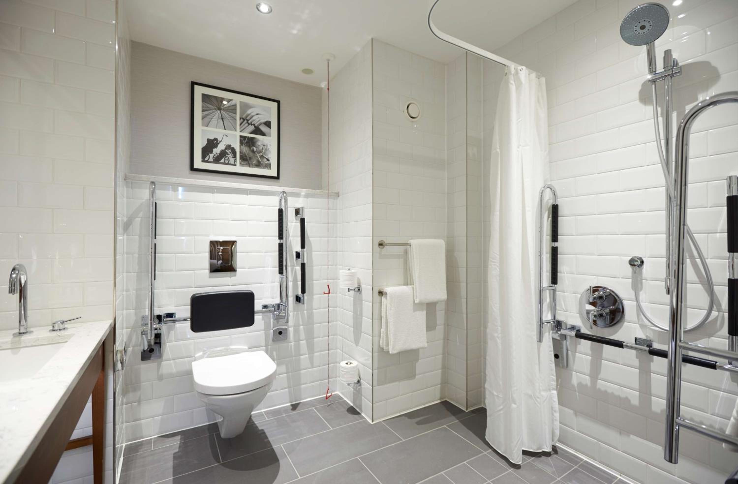 Deluxe Queen Room - Mobility Accessible photo 2