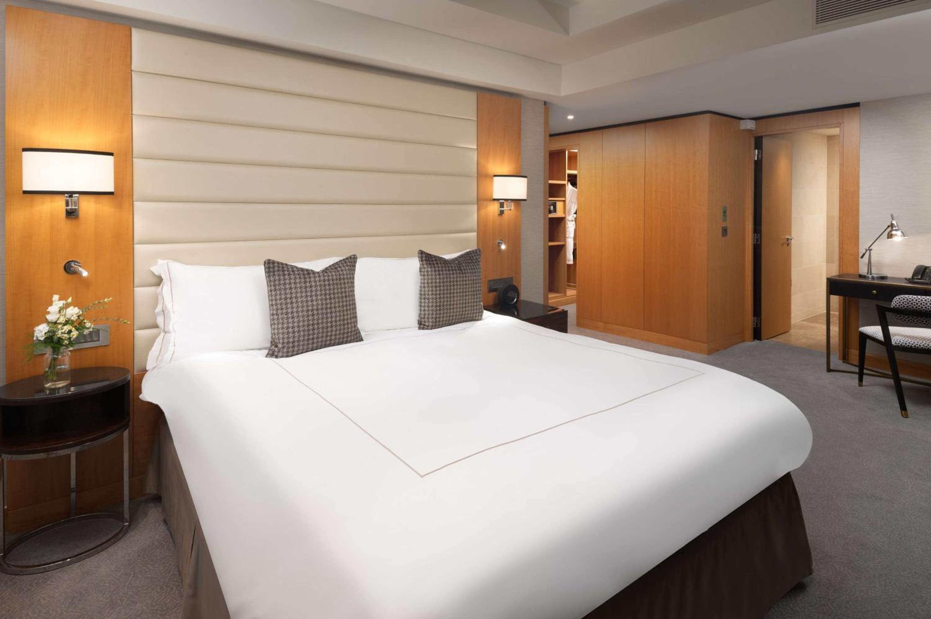 One-Bedroom Deluxe Suite - Lounge Access