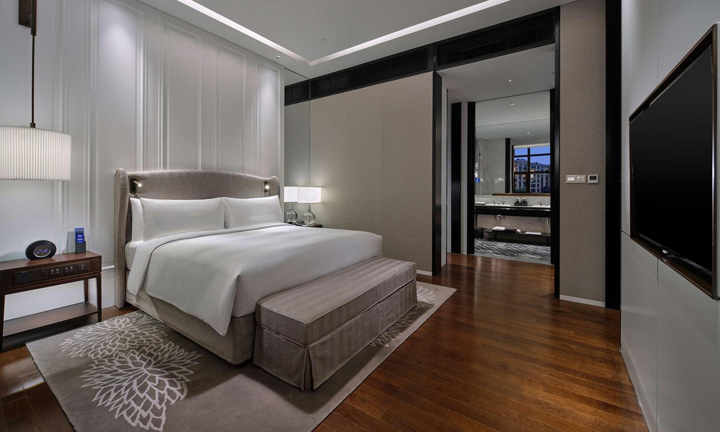 One-Bedroom Deluxe King Suite - Photo 2