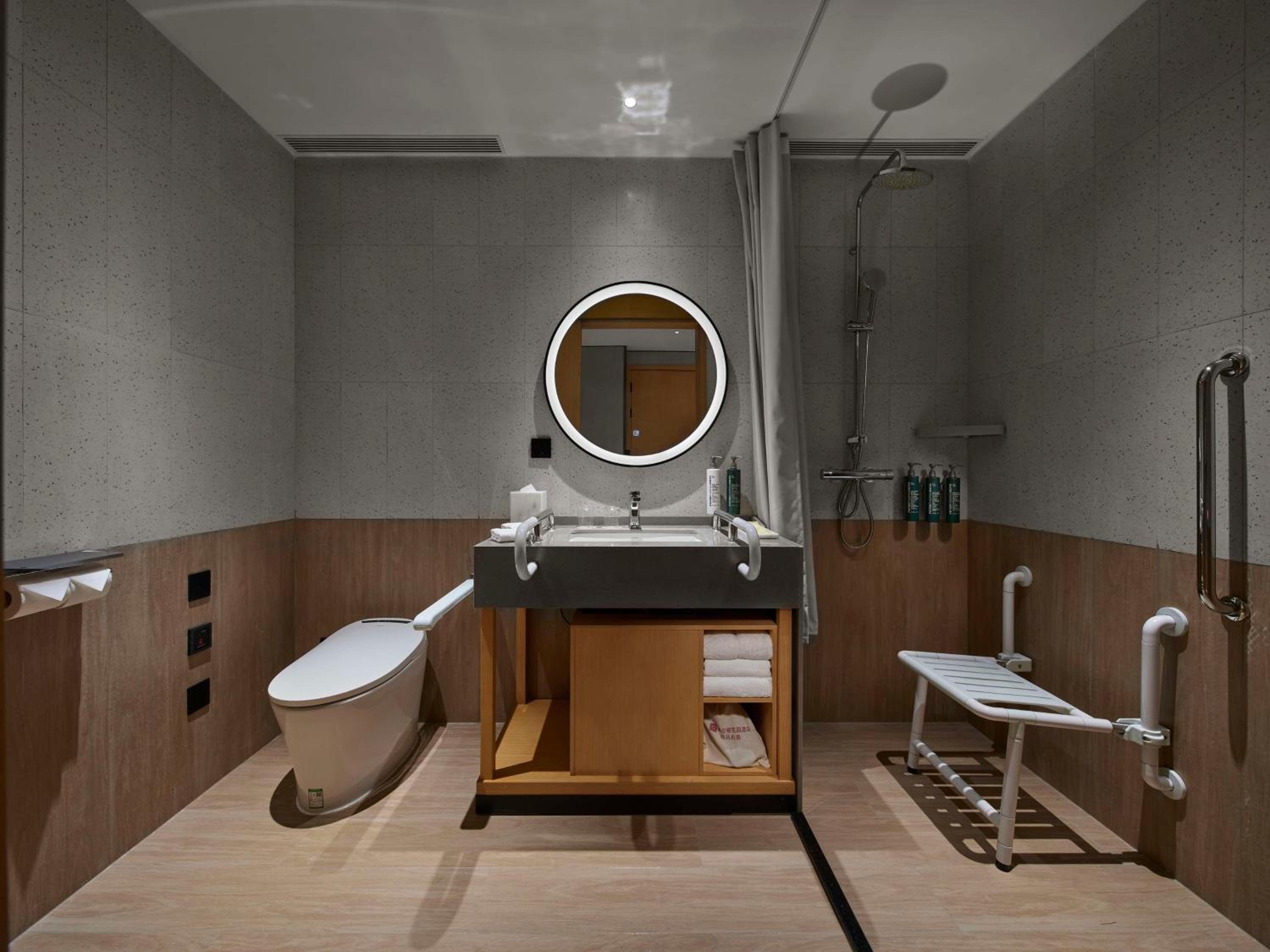 King Room - Mobility Accessible  - Photo 3