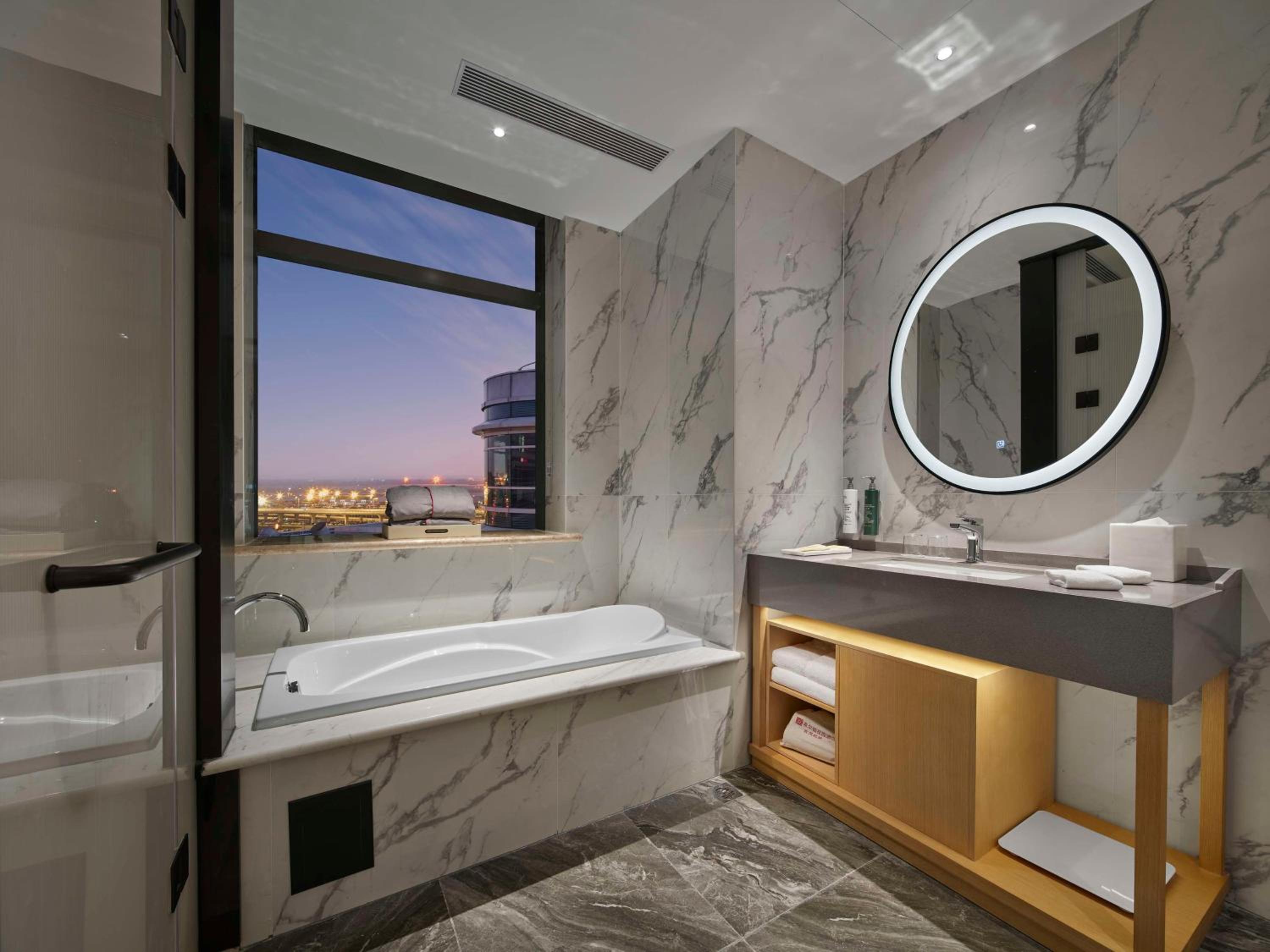 Deluxe King Room - Photo 4