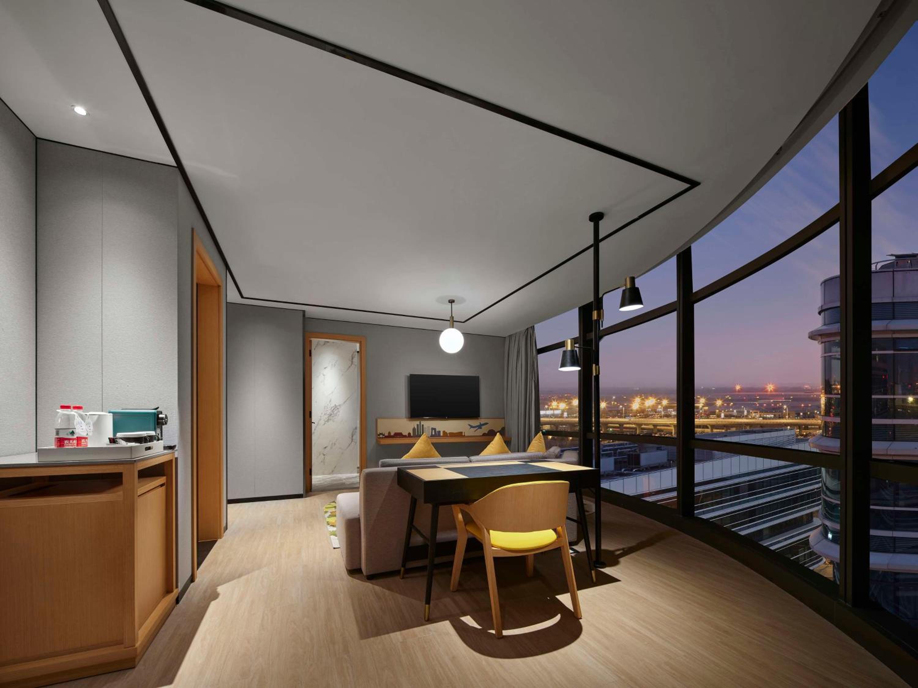 Deluxe King Suite