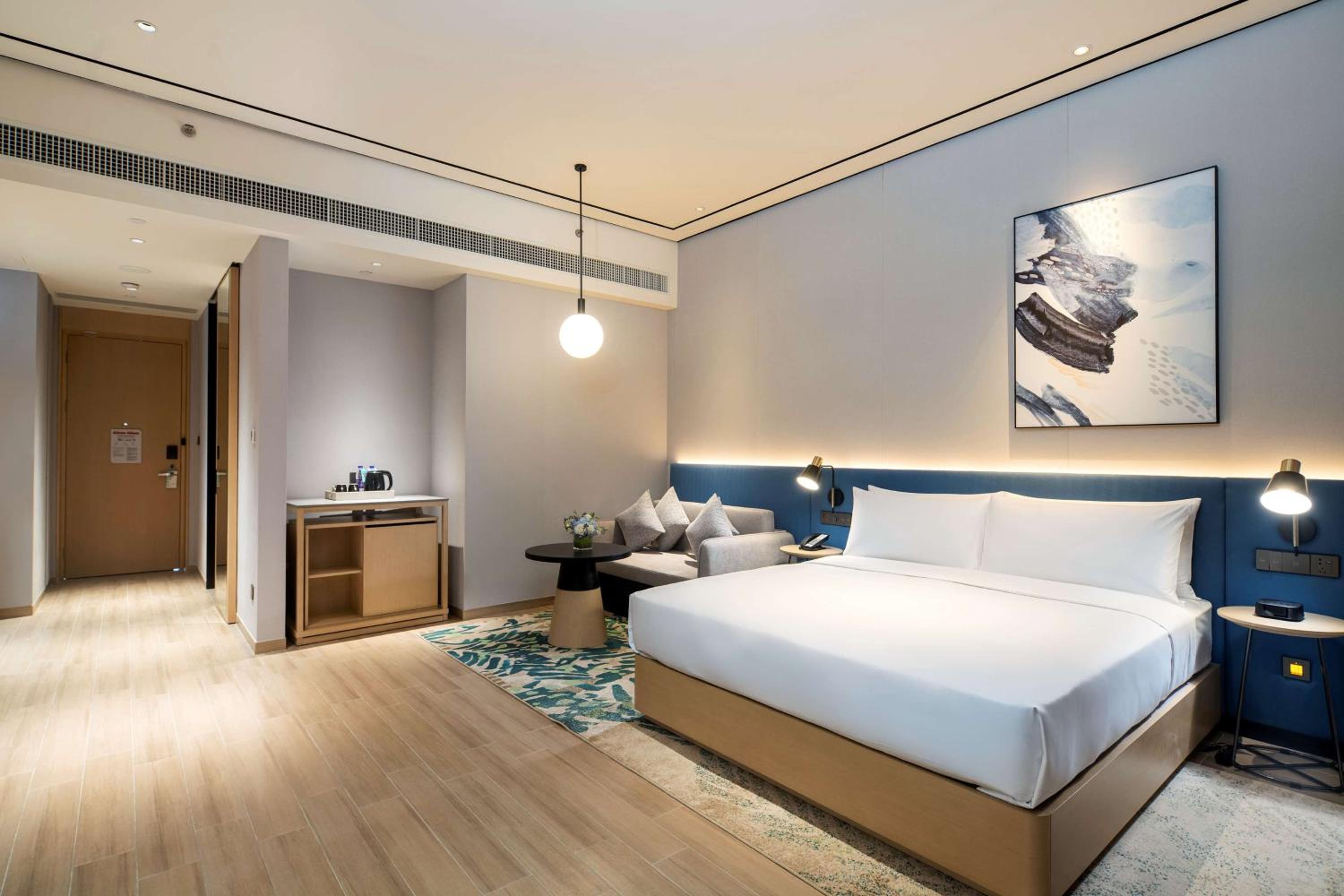 Deluxe King Room with Lake View - Photo 4