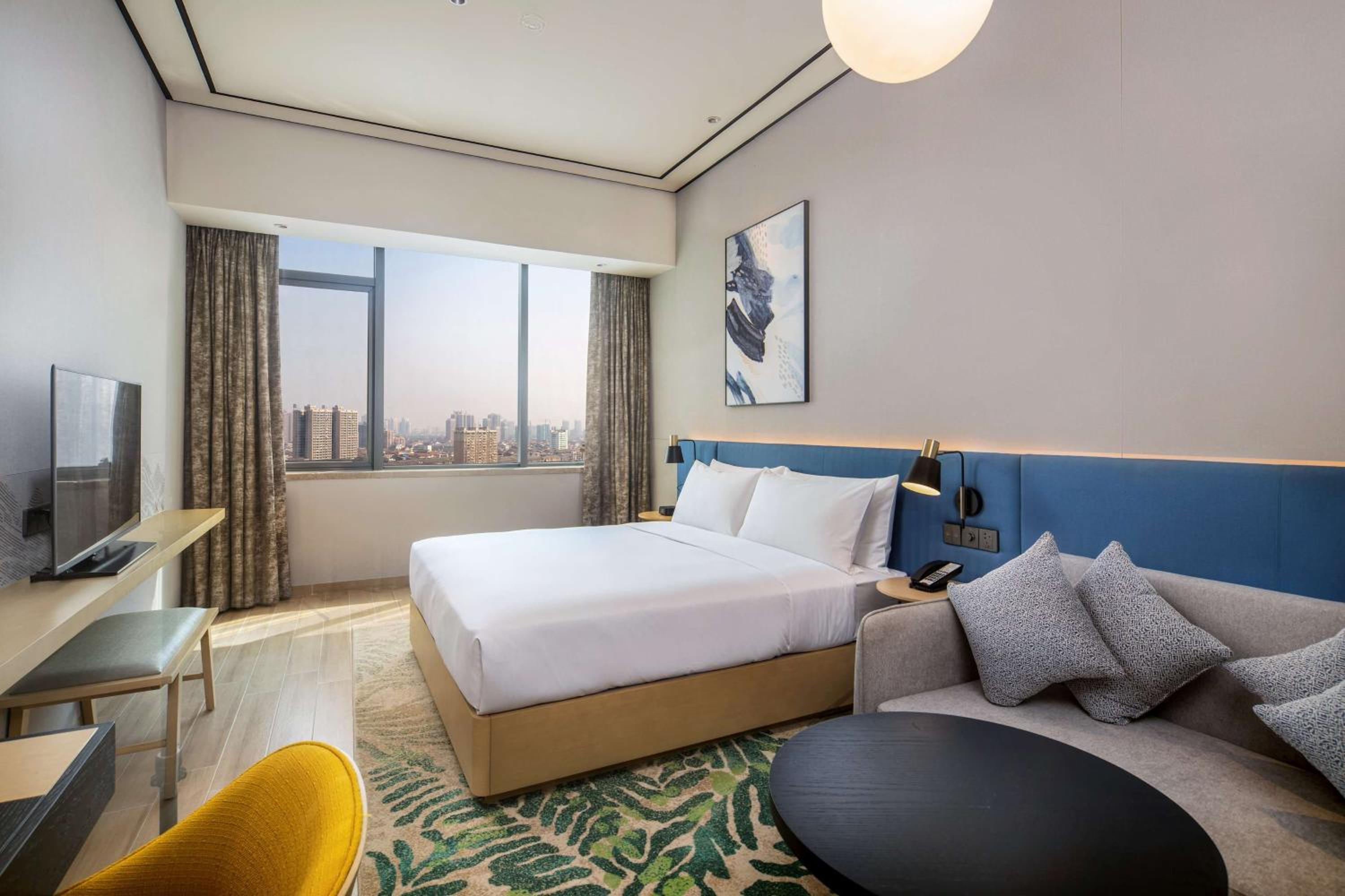 King Room - Mobility Accessible  - Photo 2