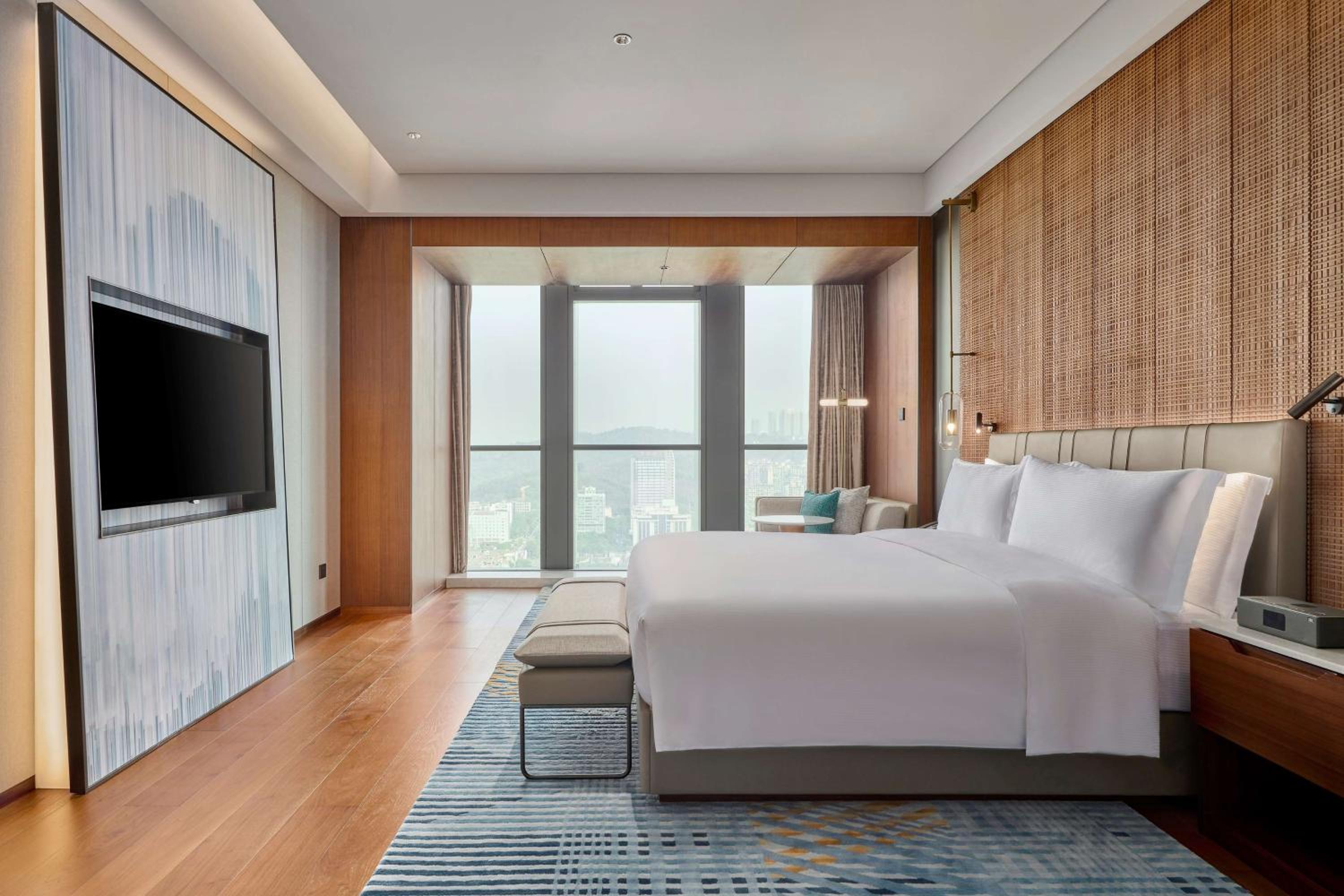 Deluxe King Suite