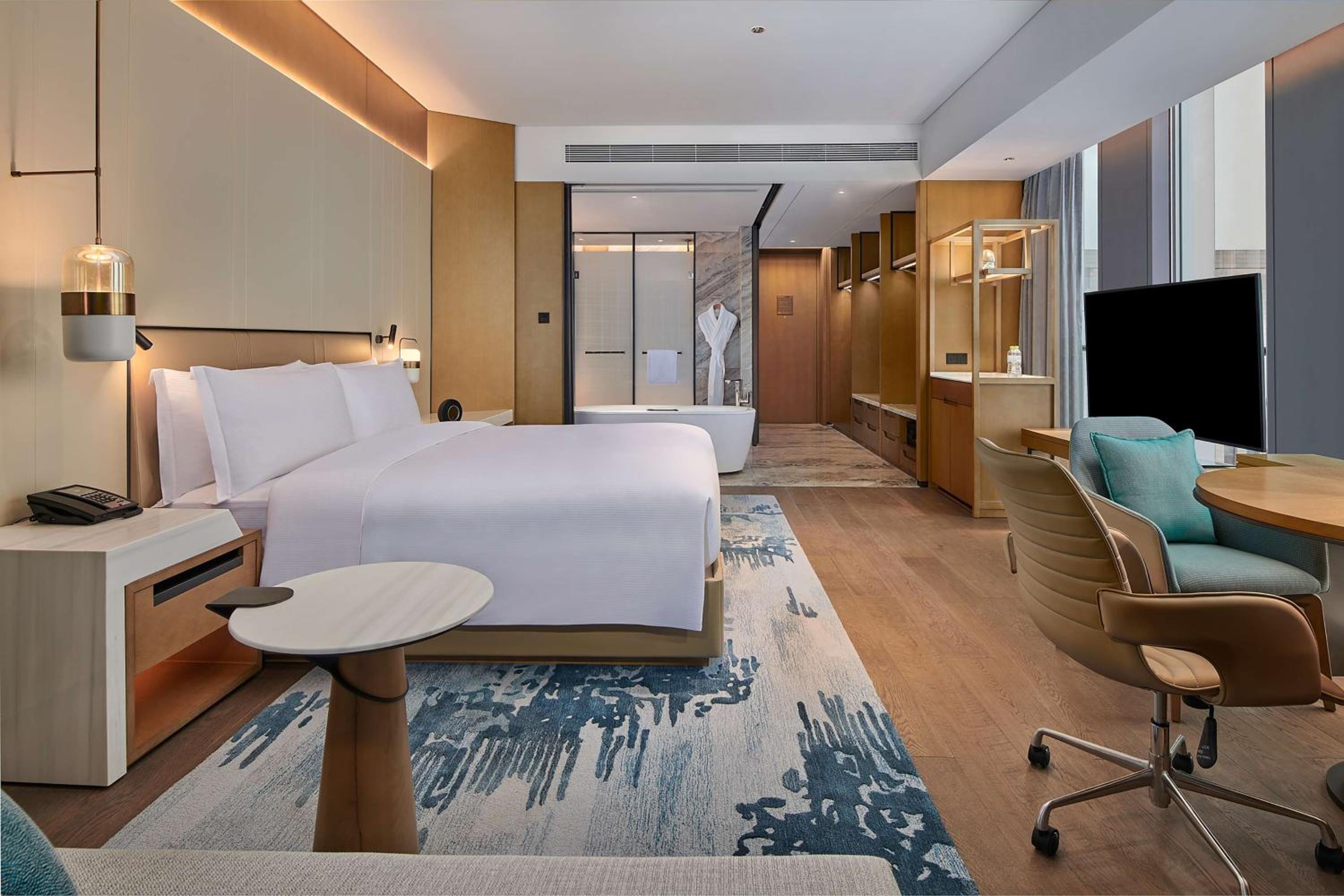 Deluxe King Room - Photo 2