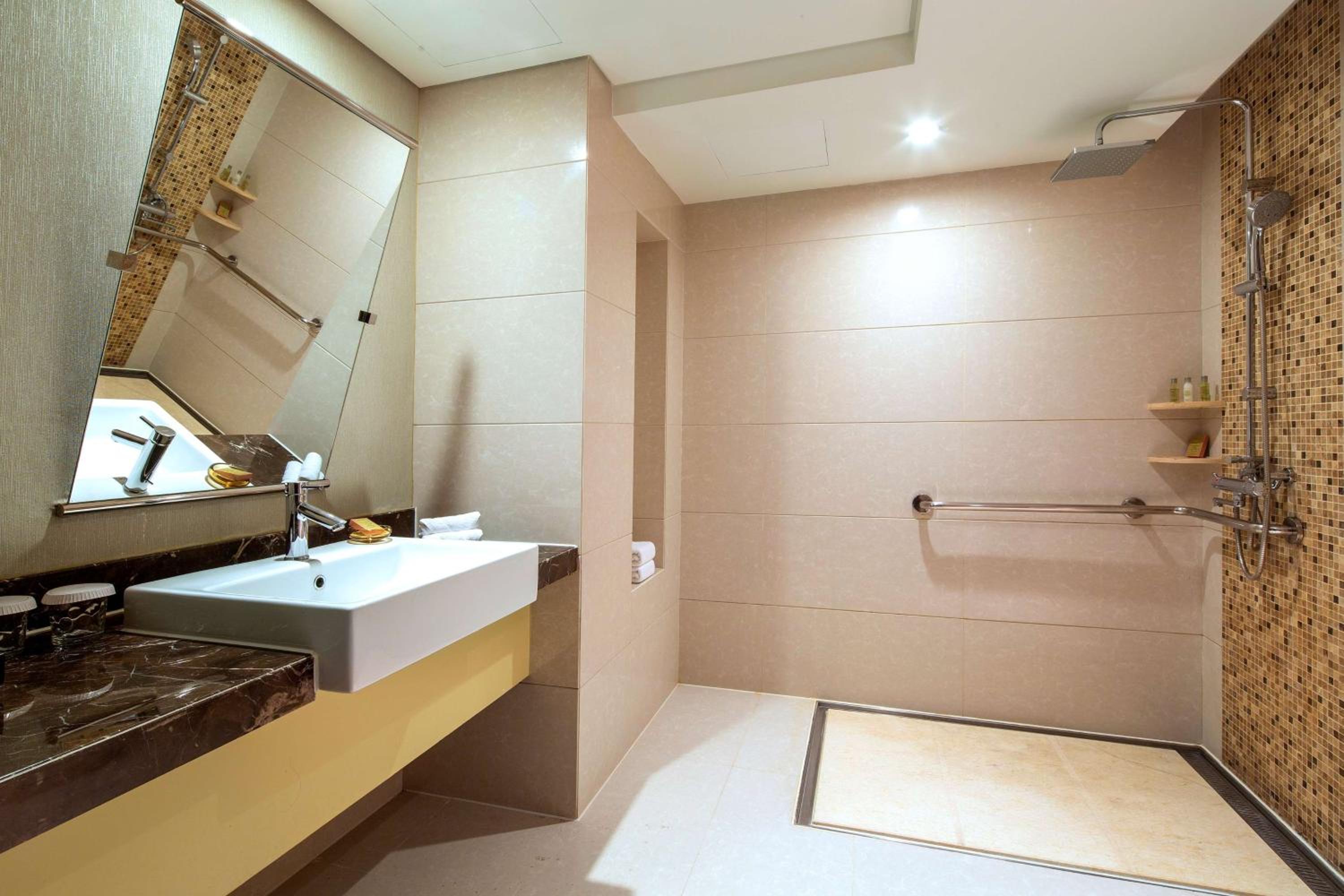 Accessible King Room - Photo 2