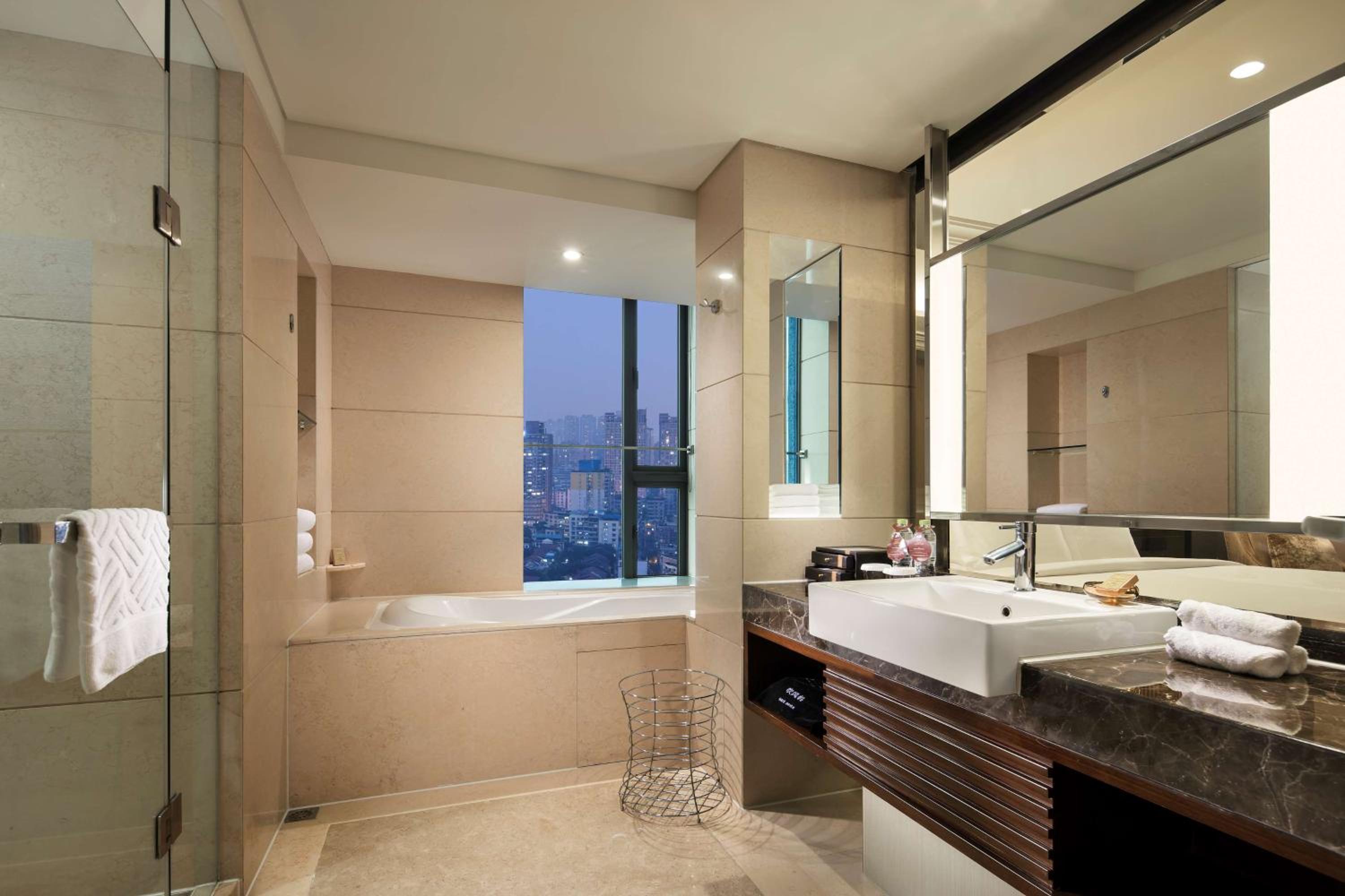 1 King Bed Deluxe Room - Photo 4