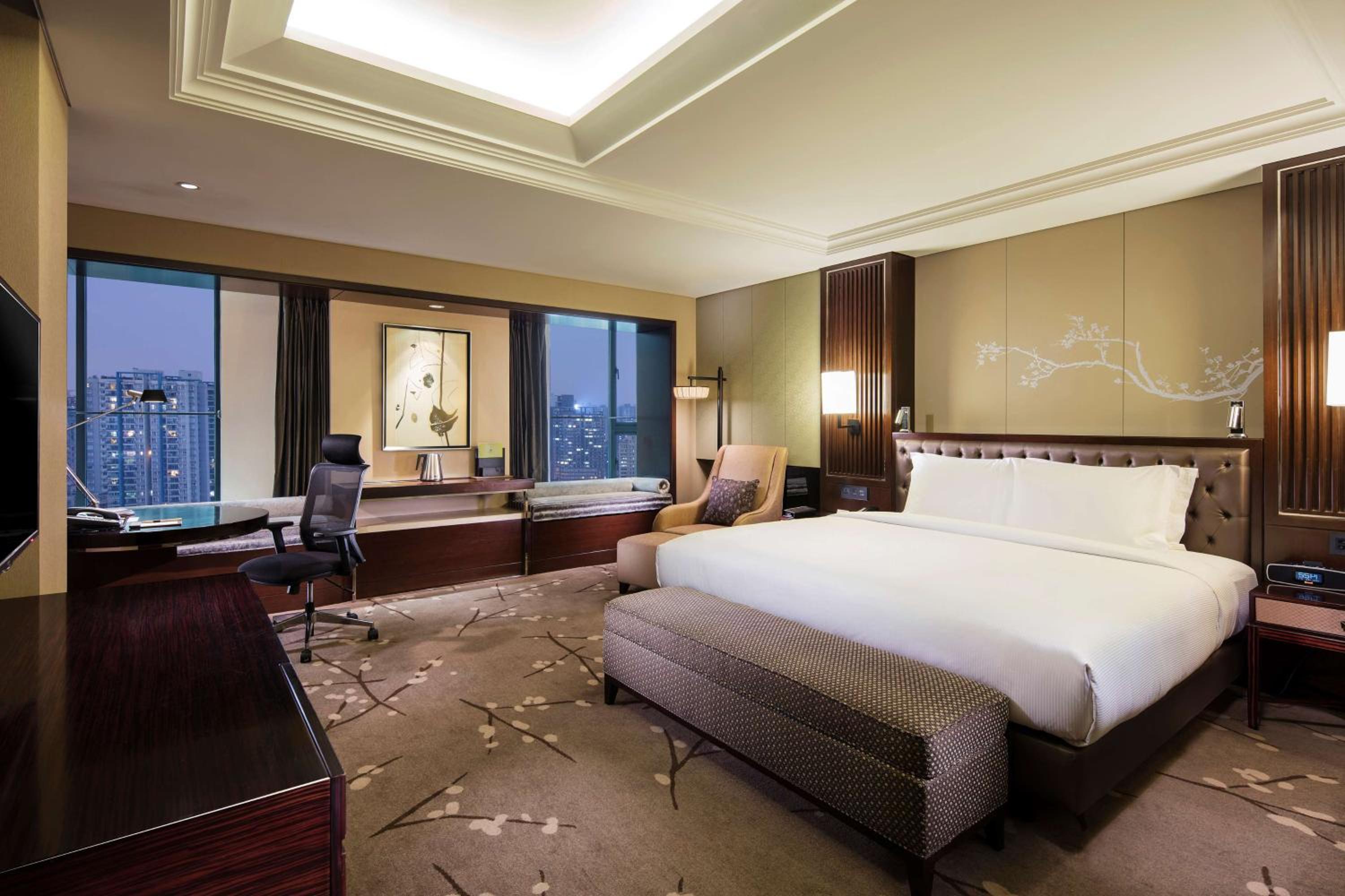 Executive King Room with Lounge Access - Photo 1