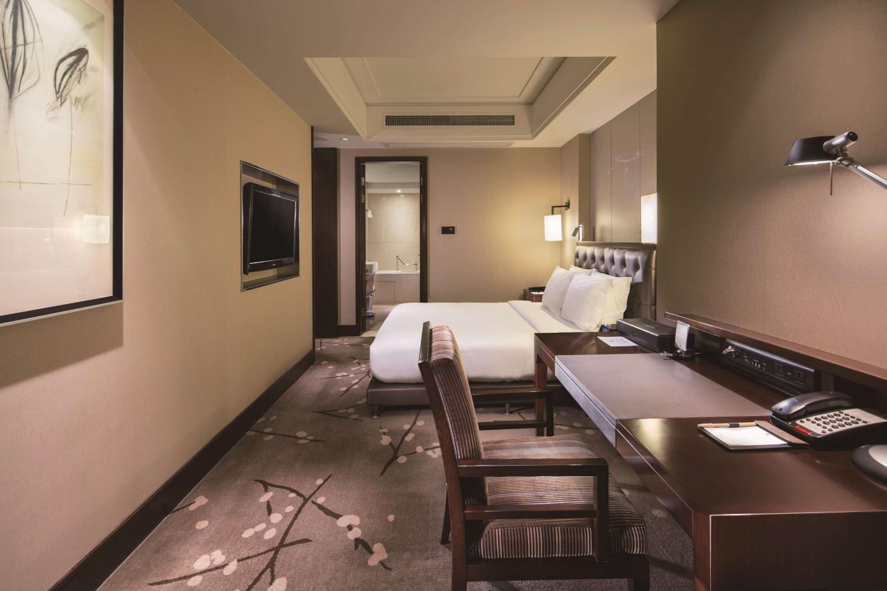 Junior King Suite with Seating Area - Photo 4