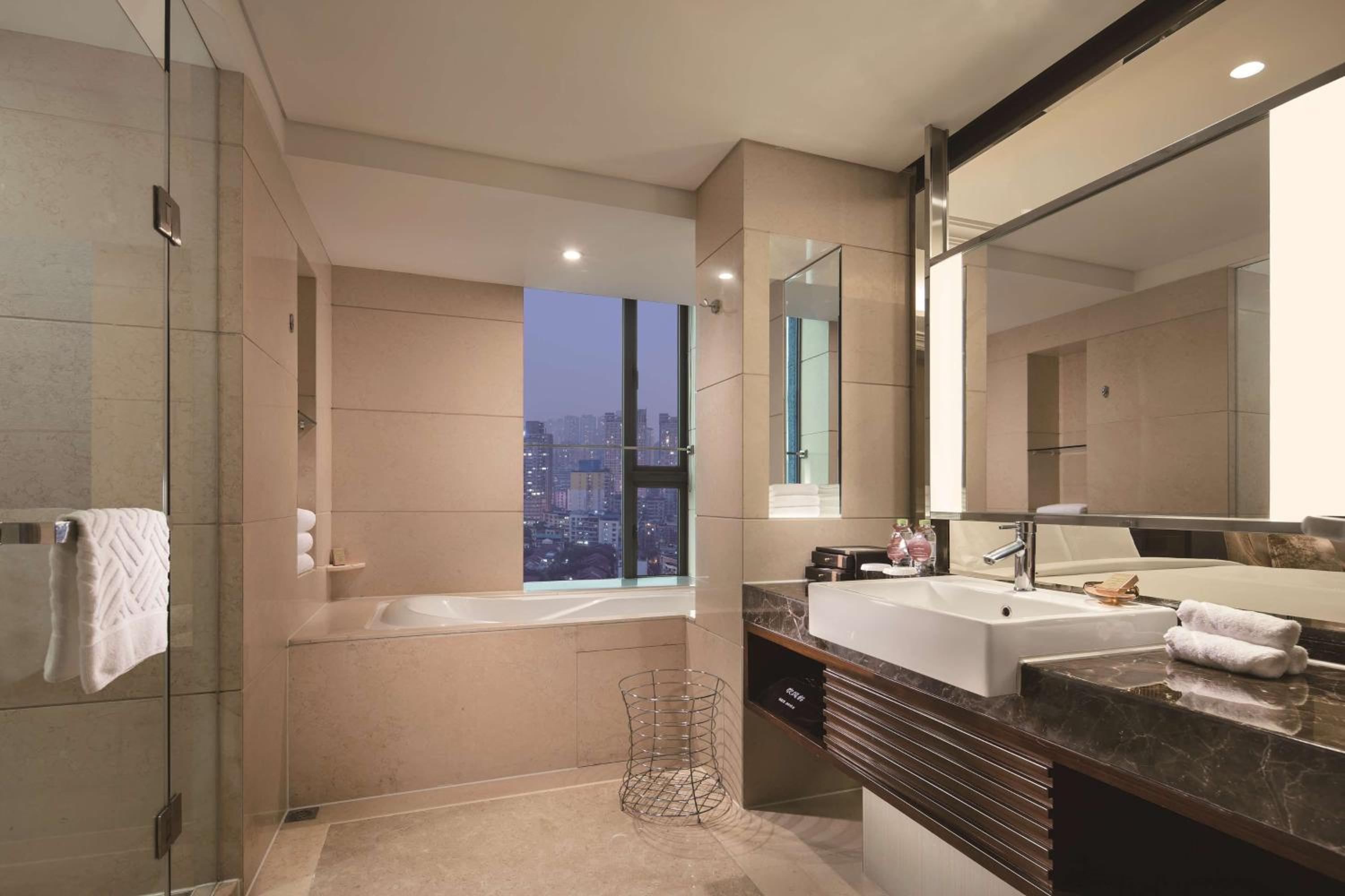 Executive King Room with Lounge Access - Photo 4