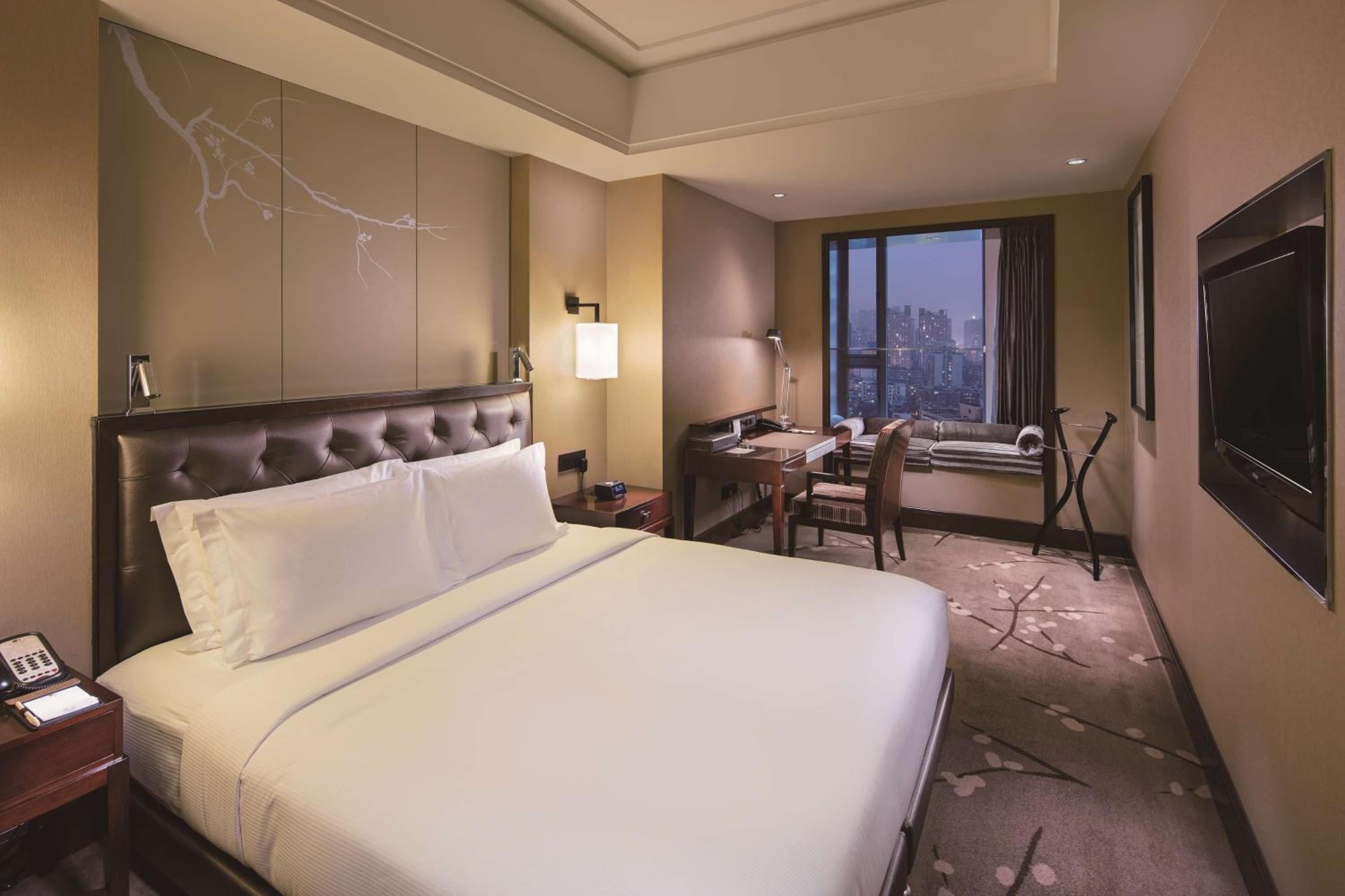 Junior King Suite with Seating Area - Photo 2
