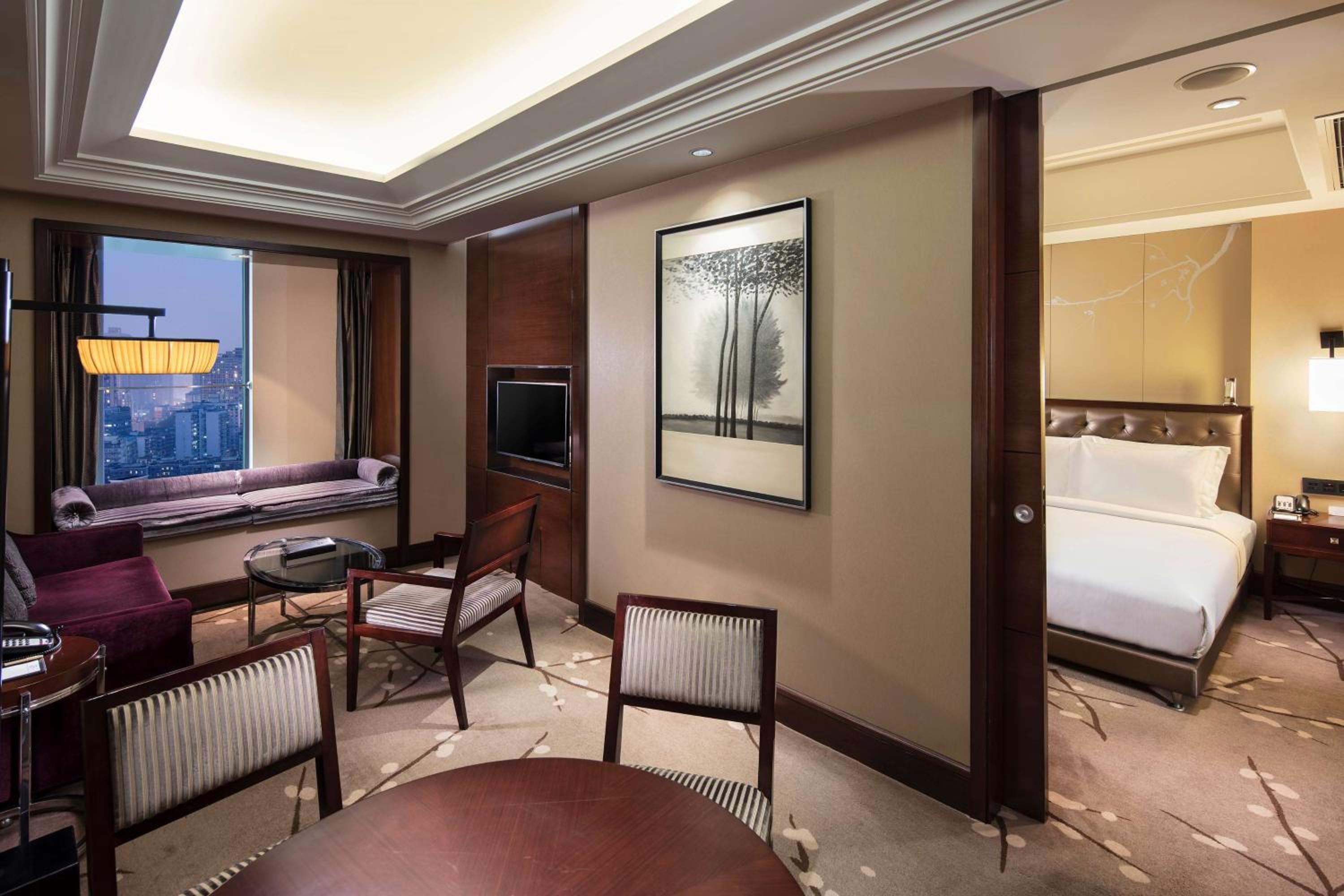 Junior King Suite with Seating Area - Photo 1