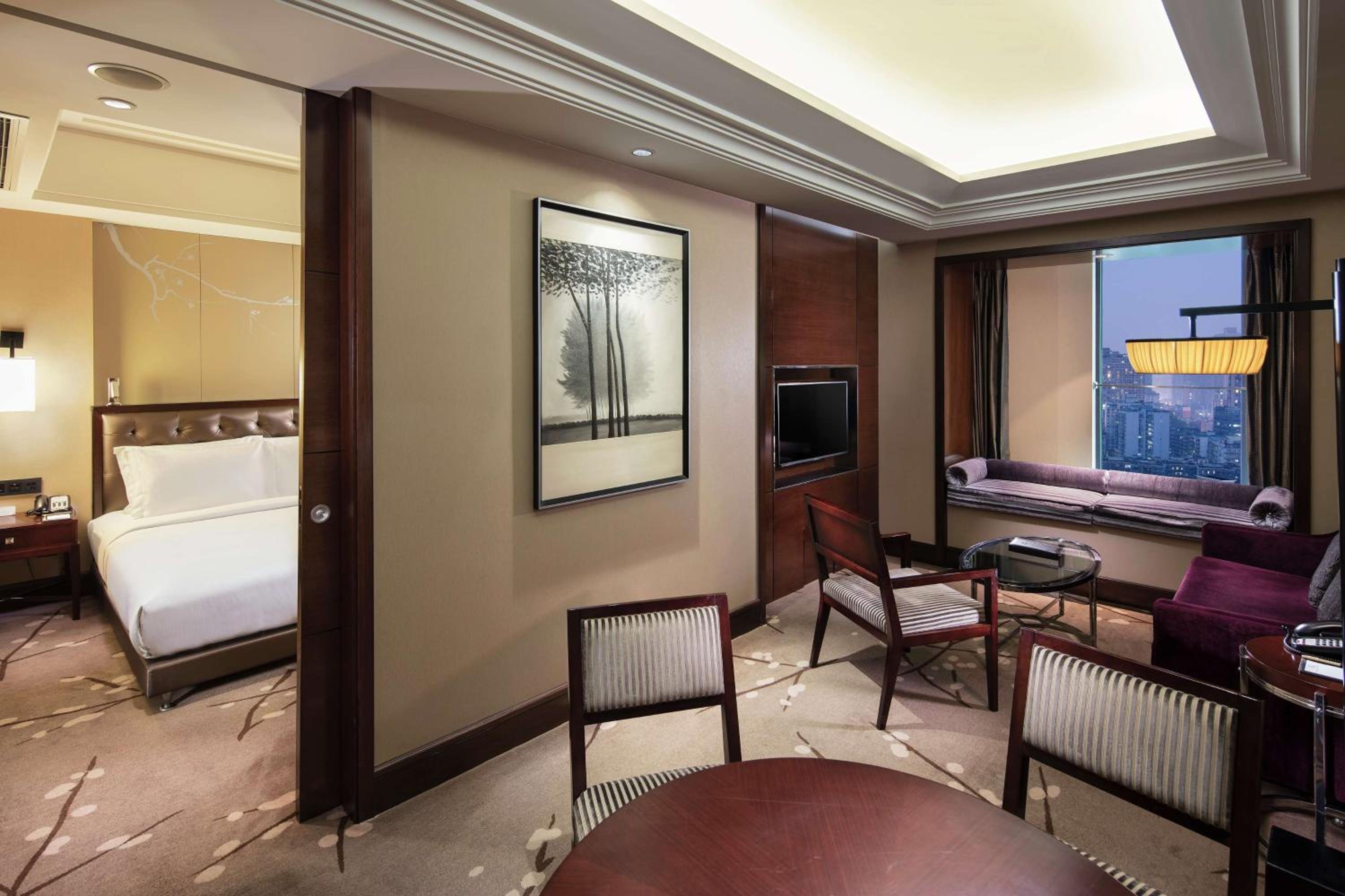 Junior King Suite with Seating Area - Photo 5