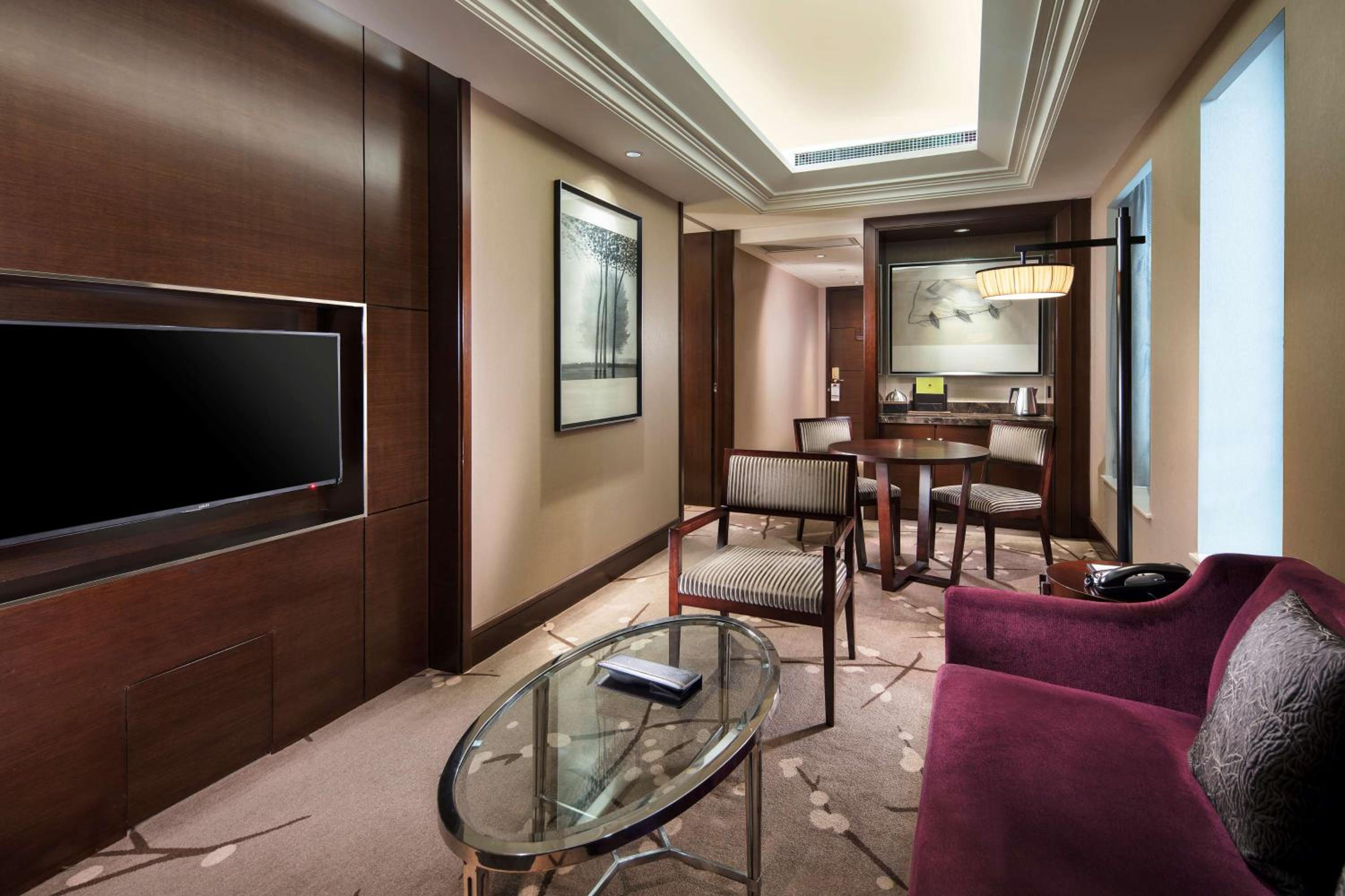 Junior King Suite with Seating Area - Photo 6