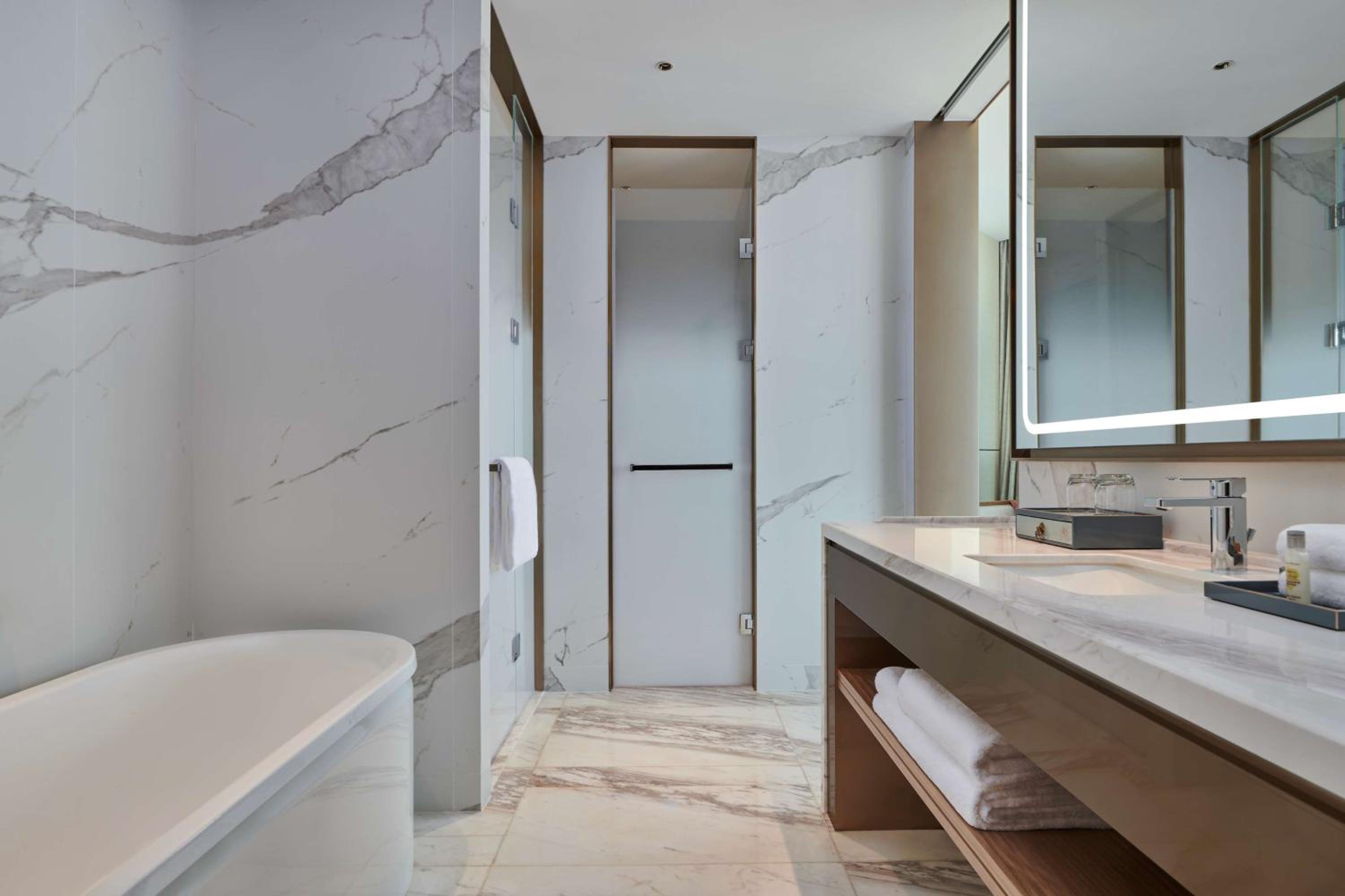 Premium King Room with River View - Photo 5