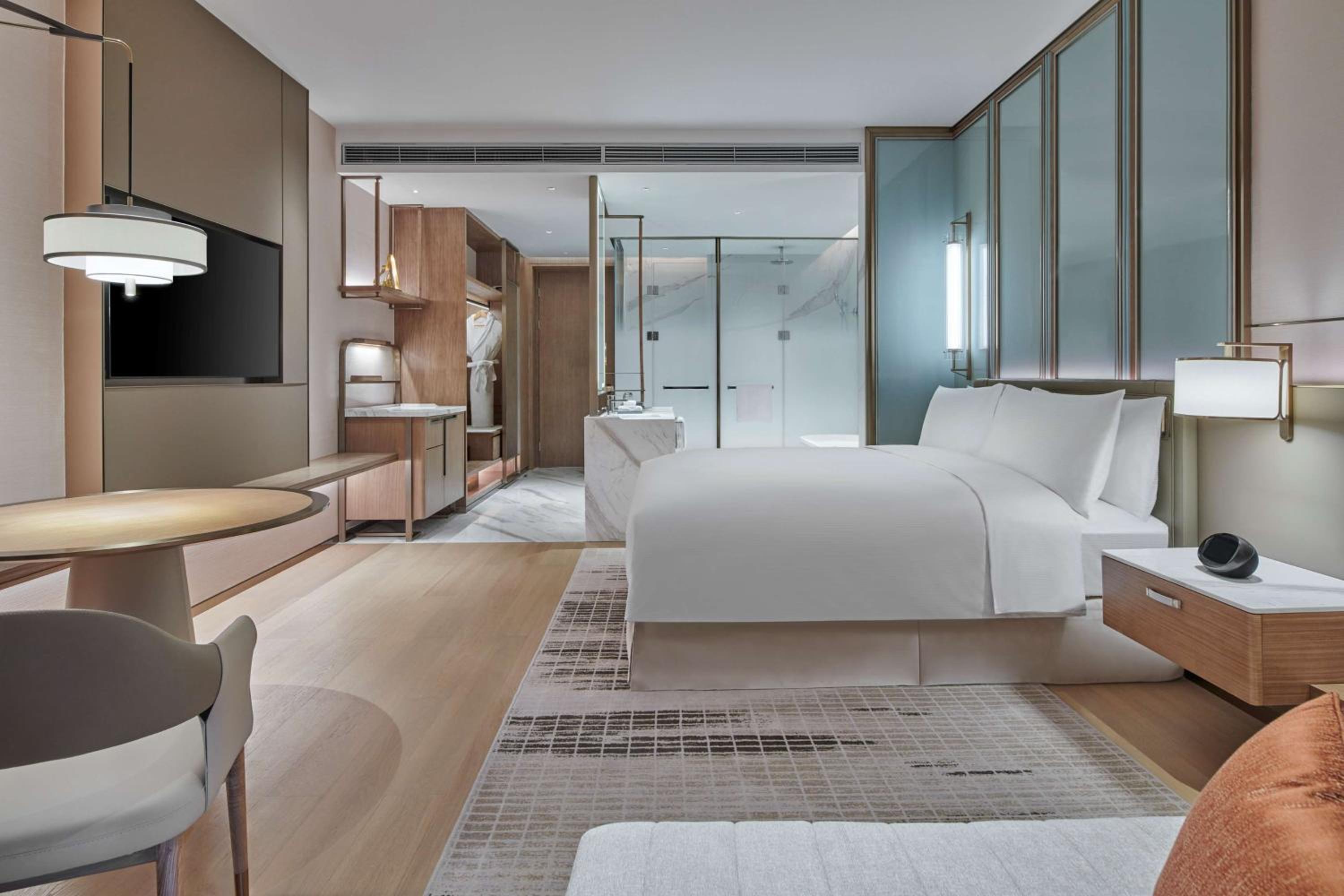 Deluxe King Room - Photo 3